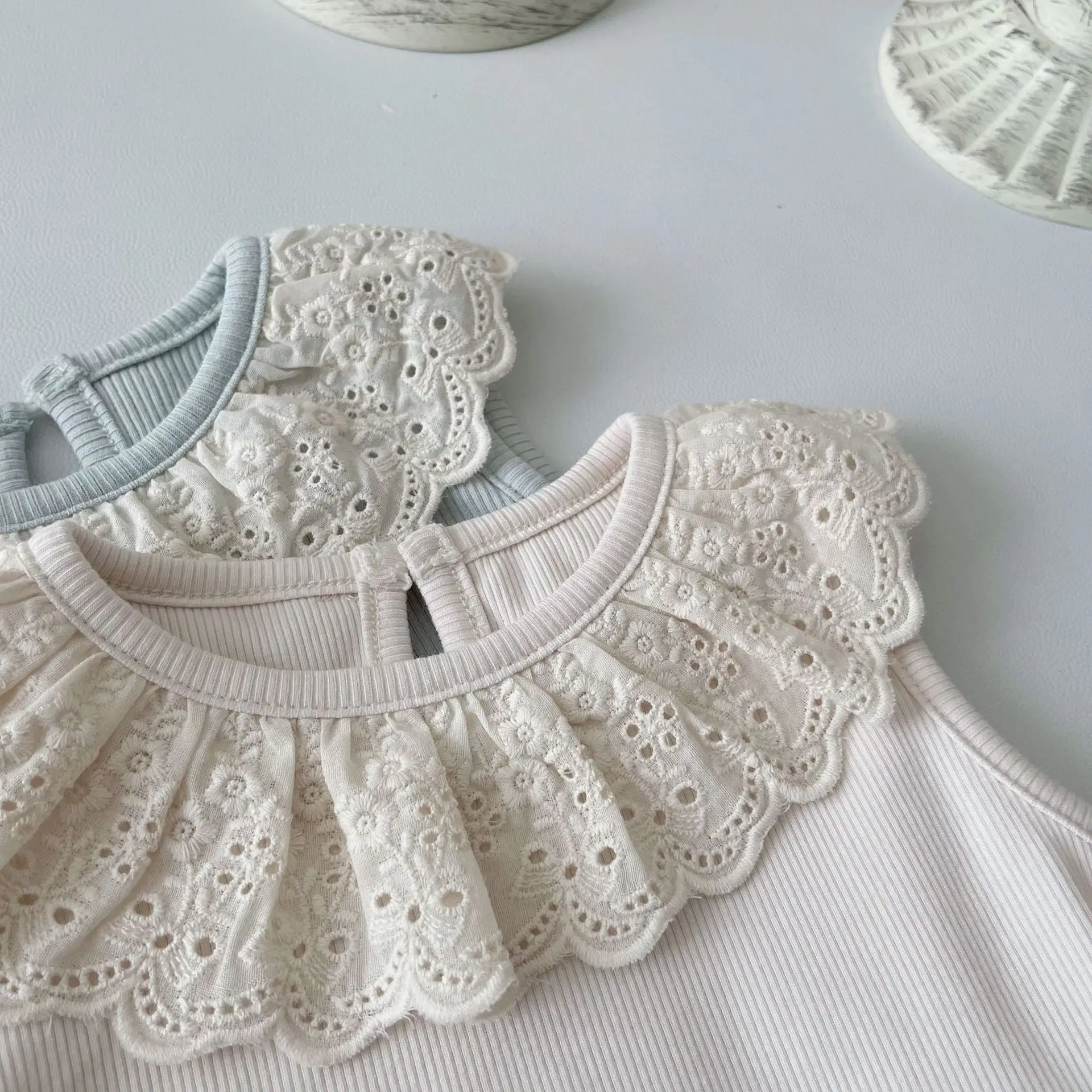 T-shirt d'été en coton pour bébé fille, vêtement pour nouveau-né, gilet à revers en dentelle, bande de fosse, 2024