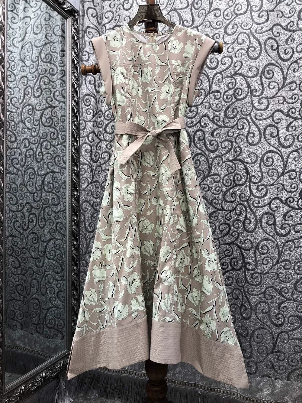 

100Cotton Dress 2026 Summer Designer Fashion Women Charming Floral Print Belt Deco Sleeveless Mid-Calf Length Dress Gorgeous