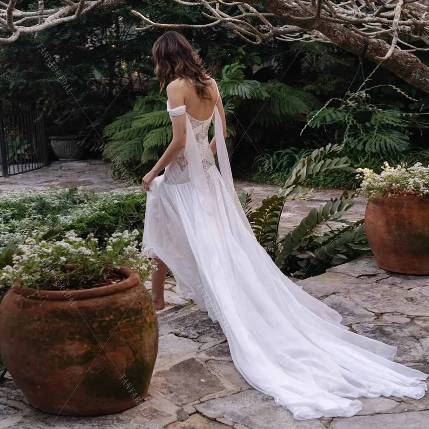 Abito da sposa romantico in pizzo e chiffon Abito da sposa sexy con spacco laterale alto senza maniche Abito da sposa alla moda con strascico a linea