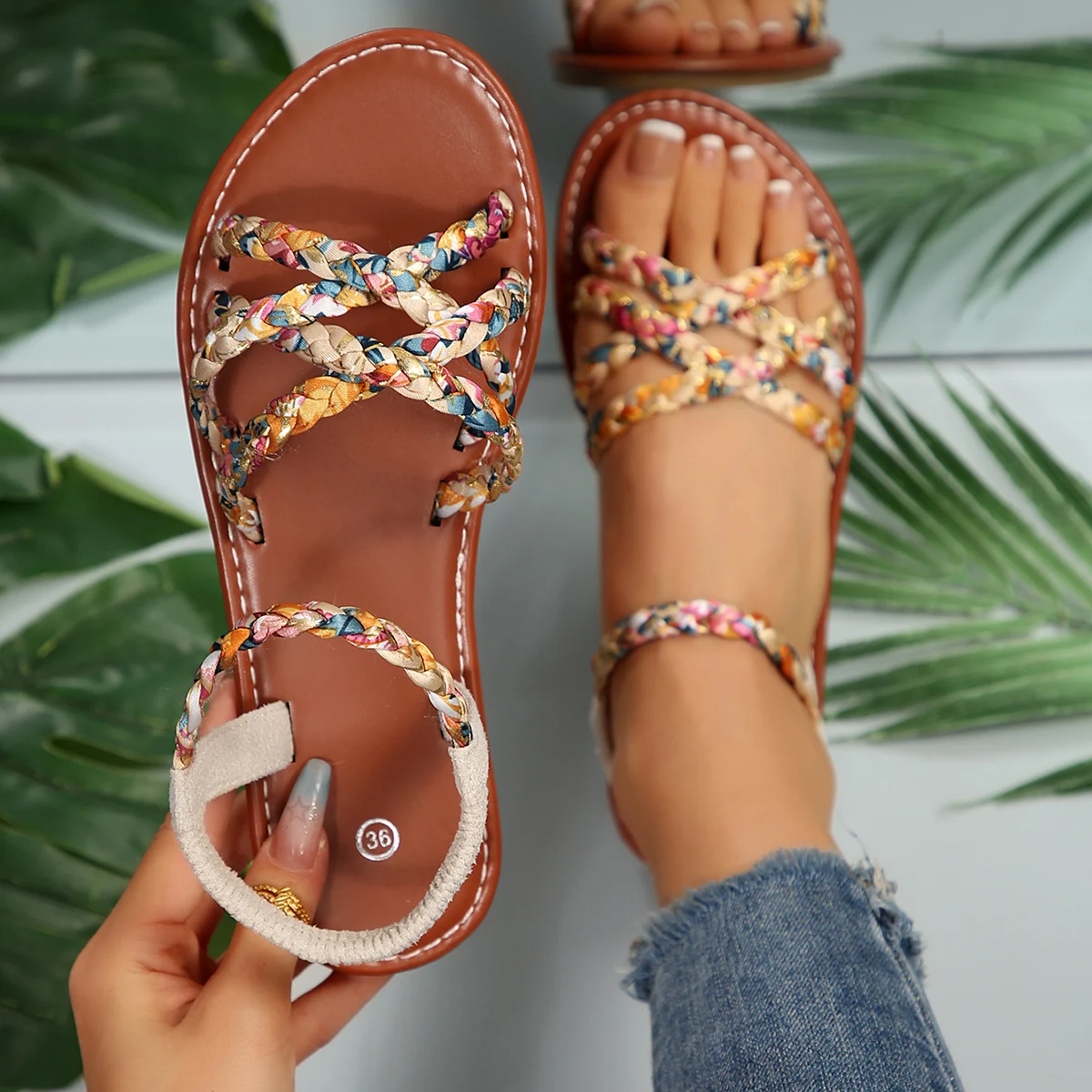 Korean Style Pu Flats Sandals for Women Summer Cross Straps Anti-Wear Feet Lightweight and Comfortable Student Shopping Shoes Simple and Fashionable