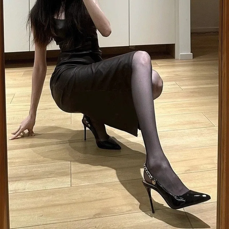 جديد براءات الاختراع والجلود سلسلة مثير أشار تو الفم الضحلة خنجر مزاجه عالية الكعب المرأة موضة باوتو الصنادل