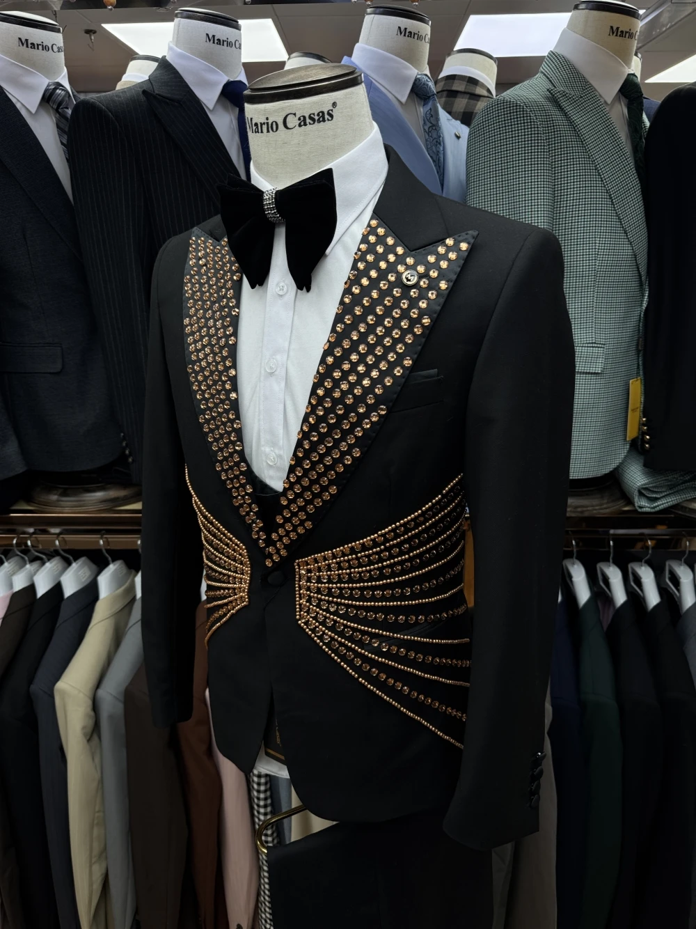 الفاخرة الرجال السود الدعاوى مجموعة 2 قطعة السترة + بانت بنطلون الزفاف سهرة الذهب الديكور بلورات مكتب رسمي العريس سترة معطف