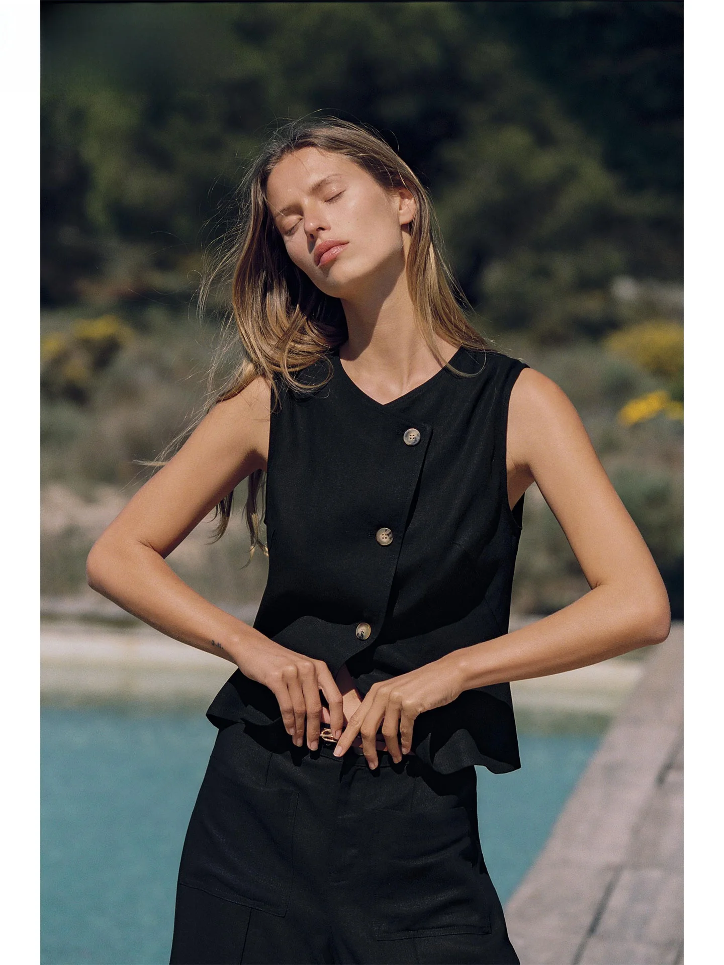 Ceco Cruzado de Lino con Botones y Diseño Asimétrico ZAPRHA, Cuello Redondo, Color Puro, Moda Femenina, Verano 2025