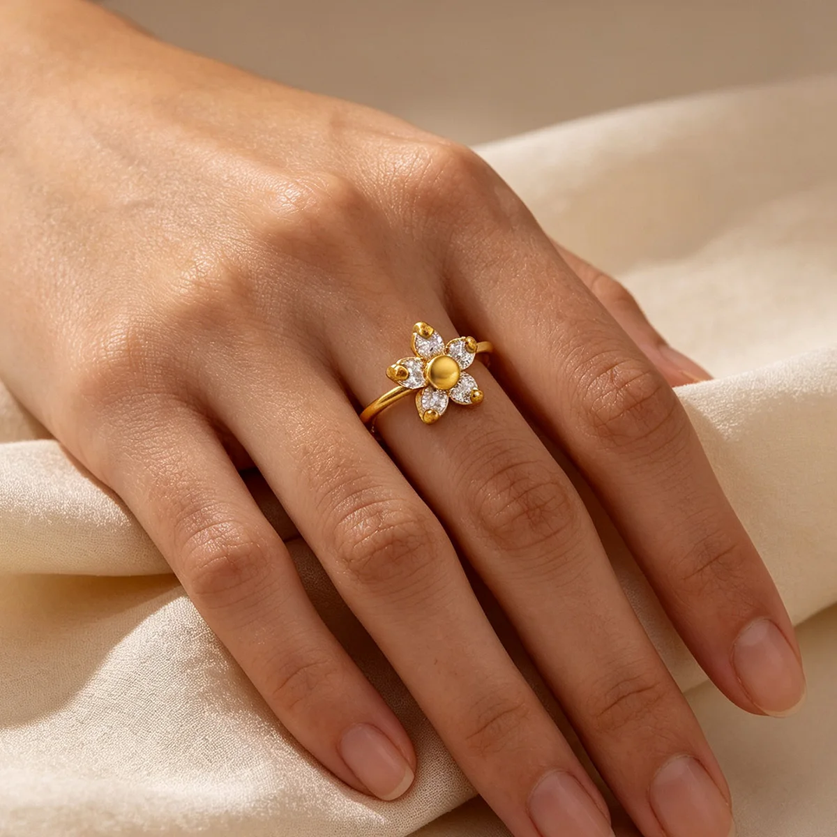 Zarter offener Ring mit Zirkonia-Blume für Damen, goldfarben, aus Edelstahl, mit bunten Kristallen, verstellbarer Manschettenring, minimalistischer Schmuck, Geschenk. – Detail 4