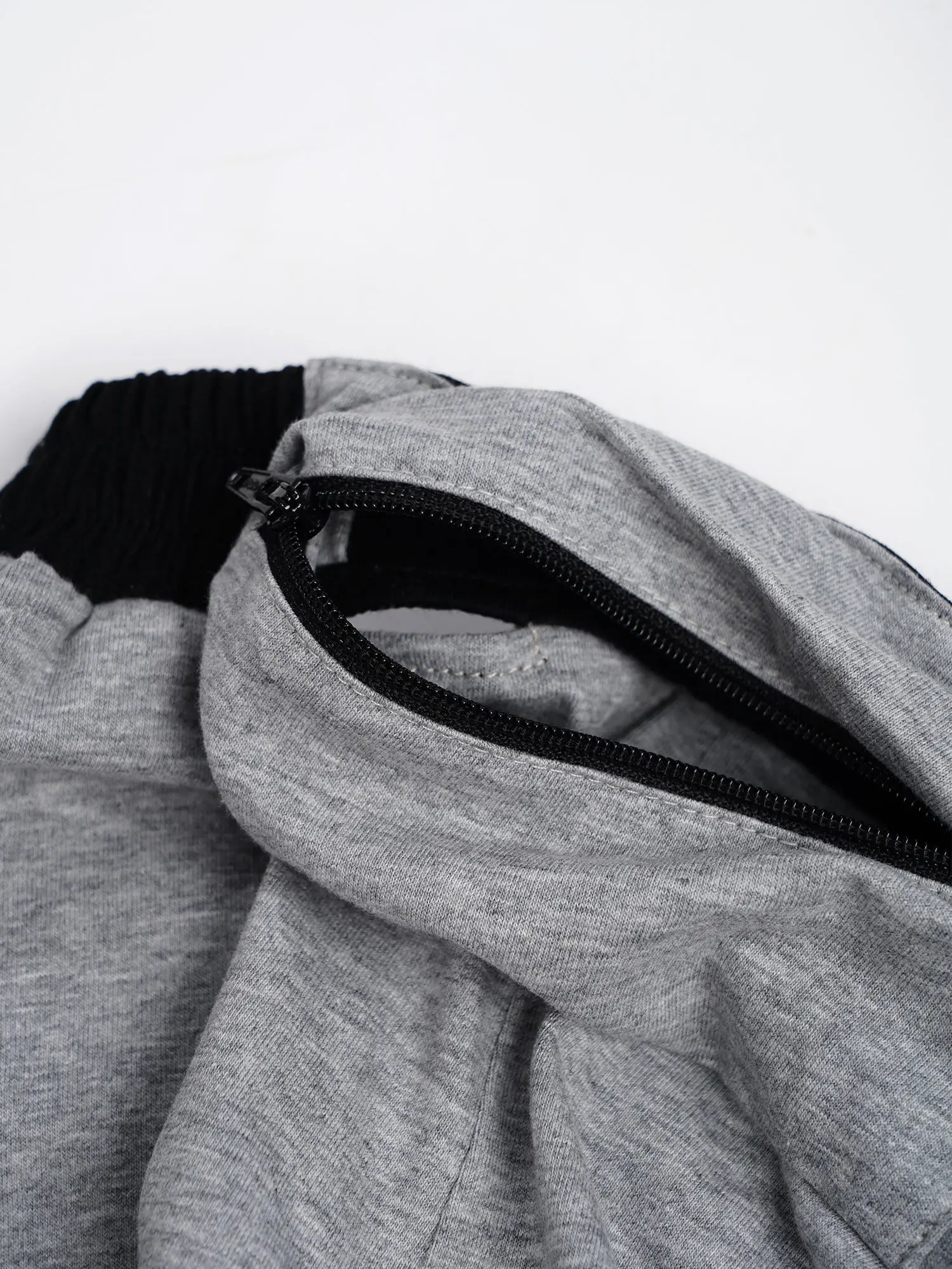 Summer Clothing Needs - Мини-юбка с карманом на молнии для
