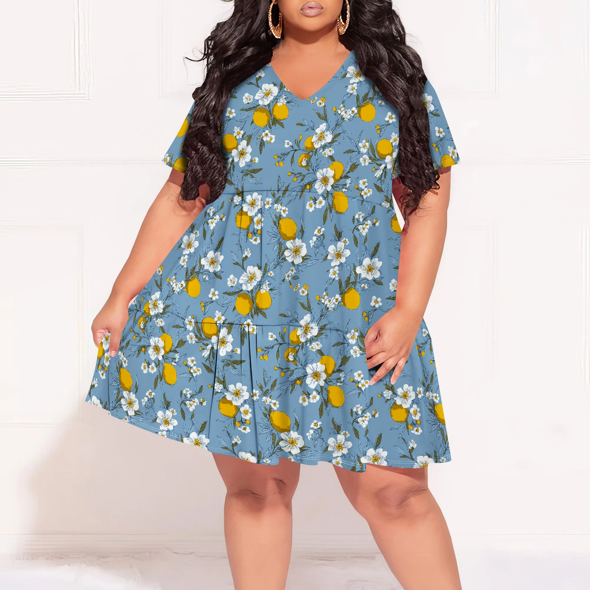 فستان نسائي قصير بمقاس كبير ورقبة على شكل V وأكمام قصيرة وحاشية مكشكشة على شكل حرف A