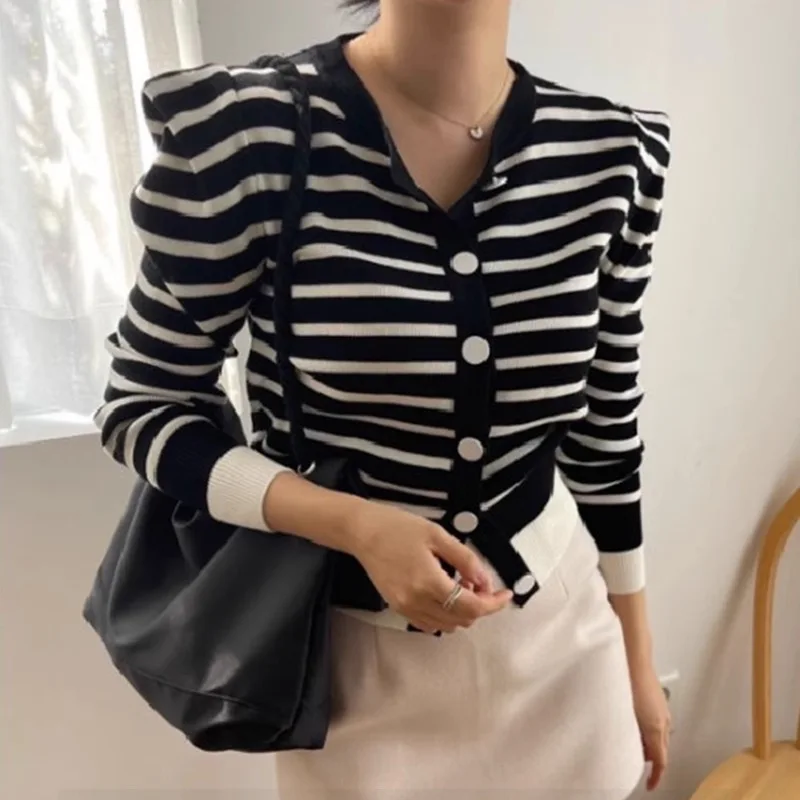 

Early Autumn 2025 New Korean Style Color Blocking Striped V-Neck Long Sleeve Knitted Cardigan Sweater Women's Tops Small Jacket