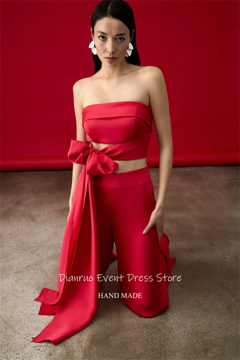 Dianruo فساتين سهرة حمراء رائعة بدون حمالات توب قصير واسع الساق من الساتان رداء De Soirée فستان حفلات أنيق باللون الأحمر مخصص