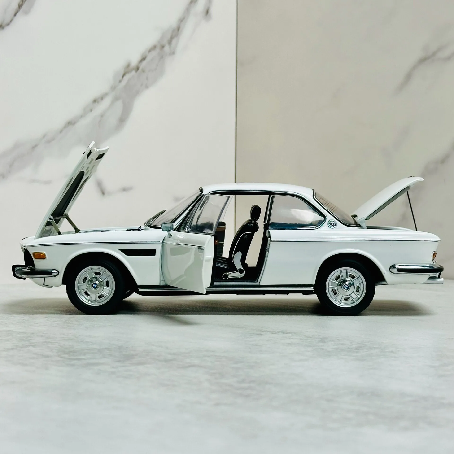 Autoart 1:18 3.0 CSI White Simulation Limited Edition All Open Alloy Metal Statisches Automodell Spielzeug Geschenk