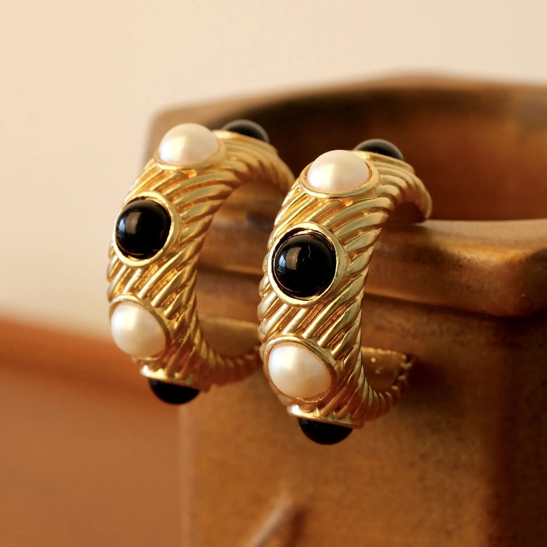 Vintage 14K Gold Plated Black Agate Stone Ear Circle C Shape Pearl Resin Ear Stud Earrings Victorian Era Jewelry Dropshipping