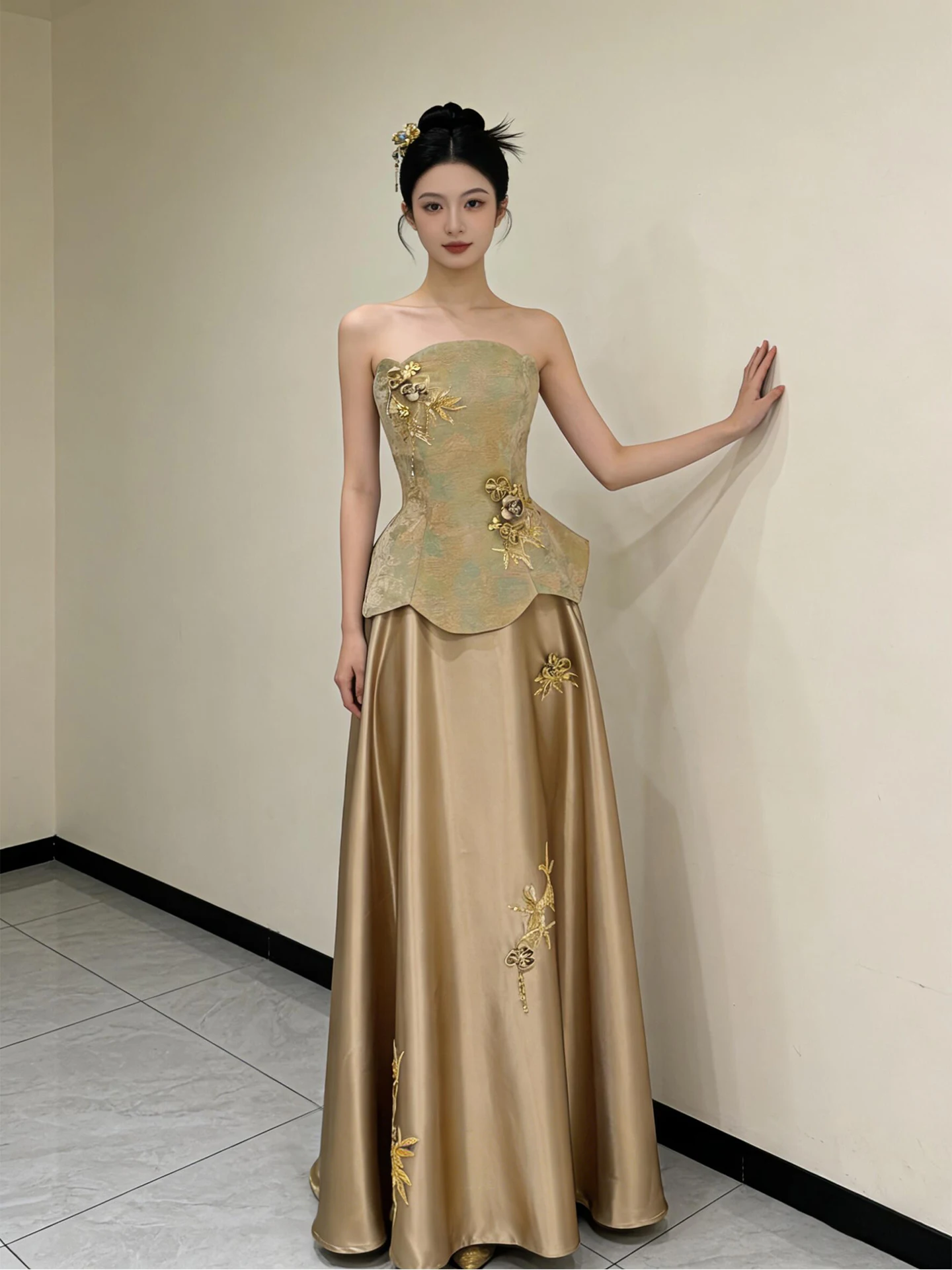 

Элегантное свадебное платье в китайском стиле, новинка 2026 года, золотое, без бретелек, подходит для помолвок и повседневной носки