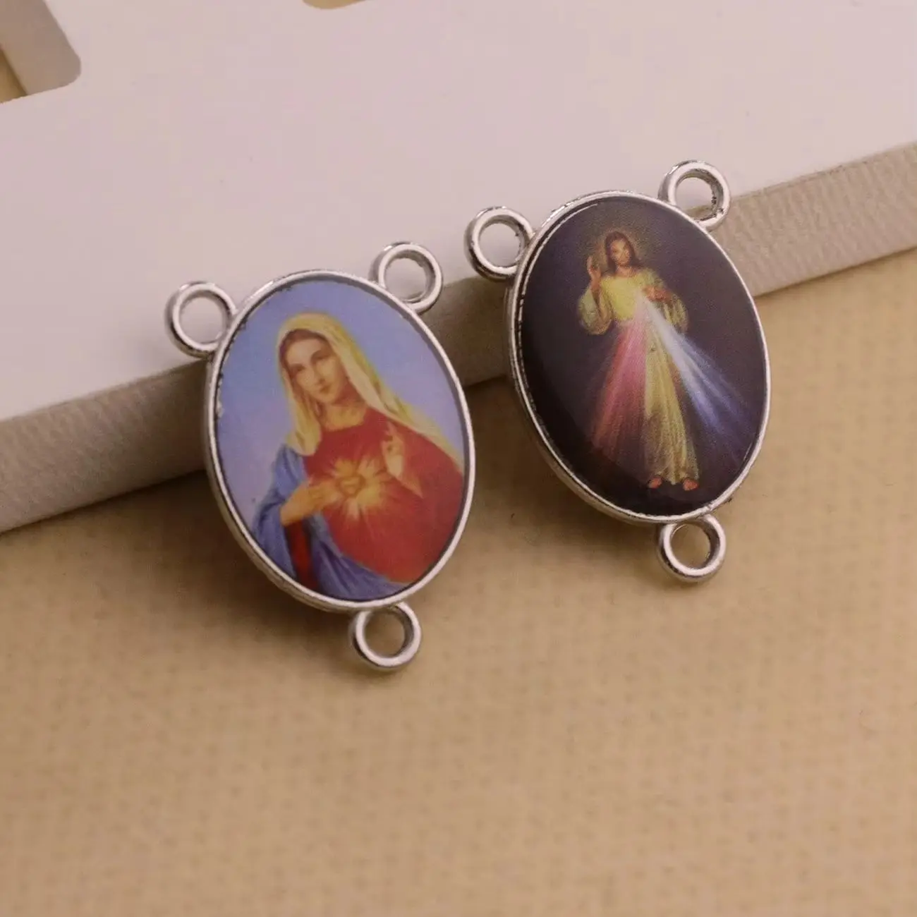 20Pcs Christian Random Icon Centerpiece Crucifix Jesus Holy Family Icon Rosary Connector for DIY Making Accessories