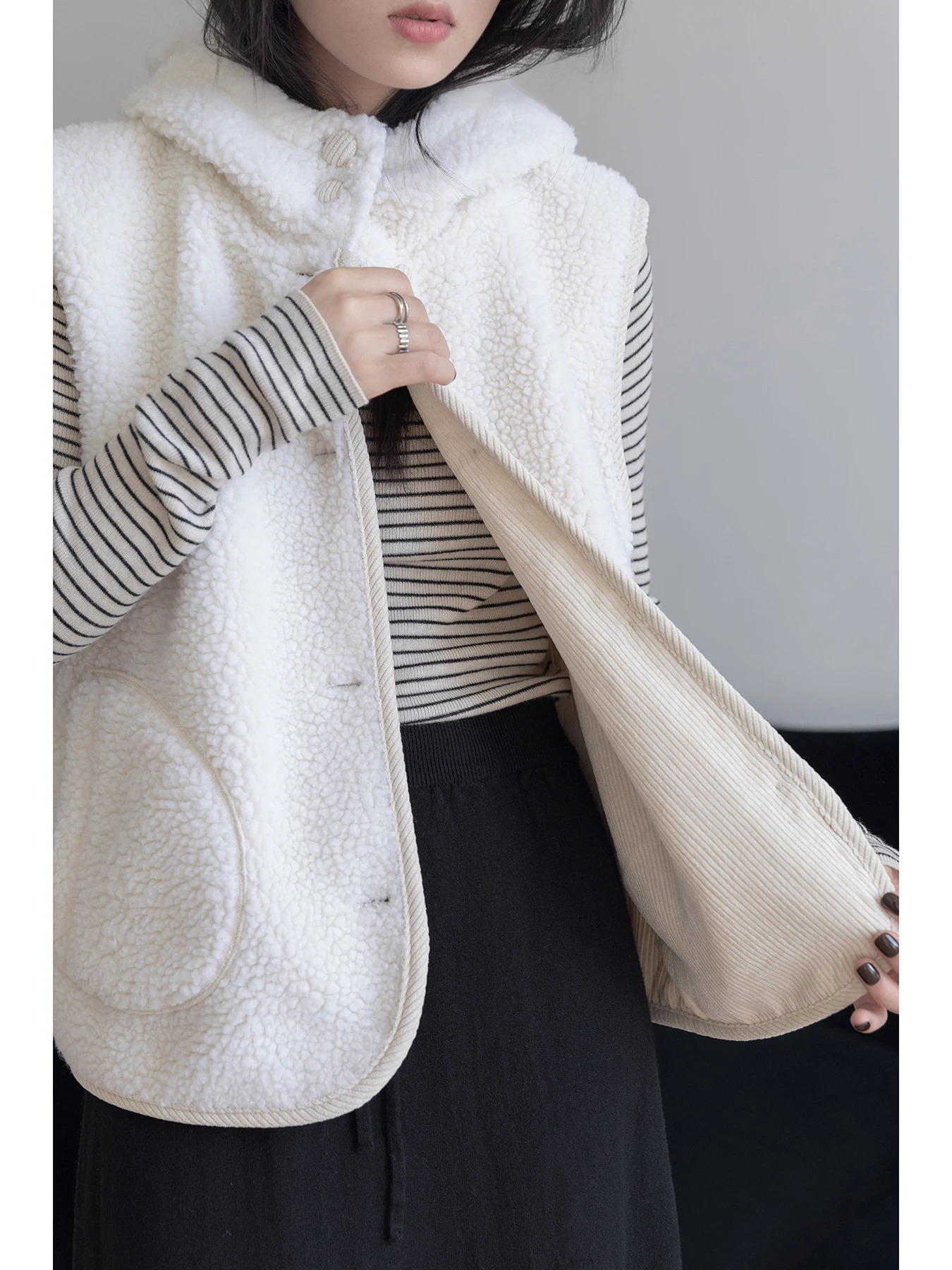 

Корейский утепленный жилет с капюшоном из овечьей шерсти для женщин, свободная верхняя одежда с подплечниками, теплый, с высоким показателем теплосбережения, на одной пуговице