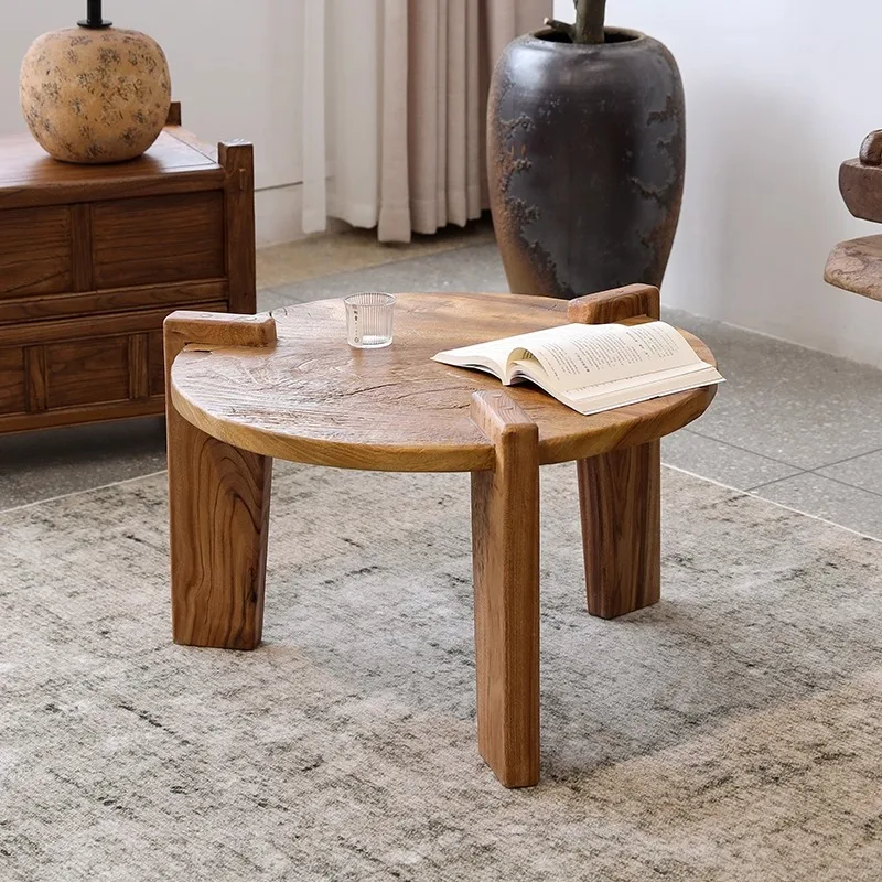 

Журнальный столик из цельного дерева, маленькая квартира, гостиная, бытовой маленький столик, боковой балкон, круглый стол, проживание в семье, татами