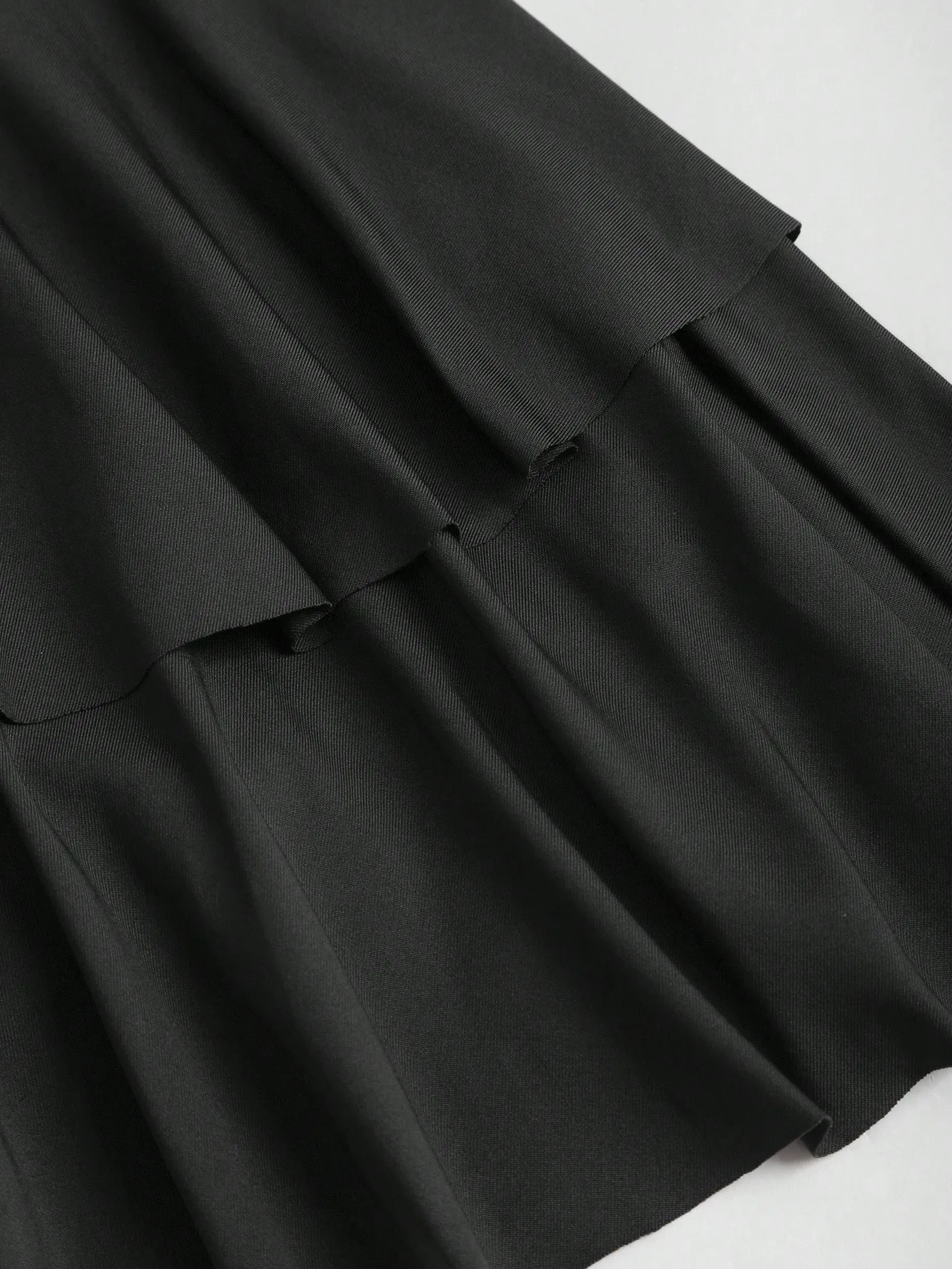 Robe mini asymétrique à une épaule pour femme, avec taille froncée, ourlet à volants et accent floral