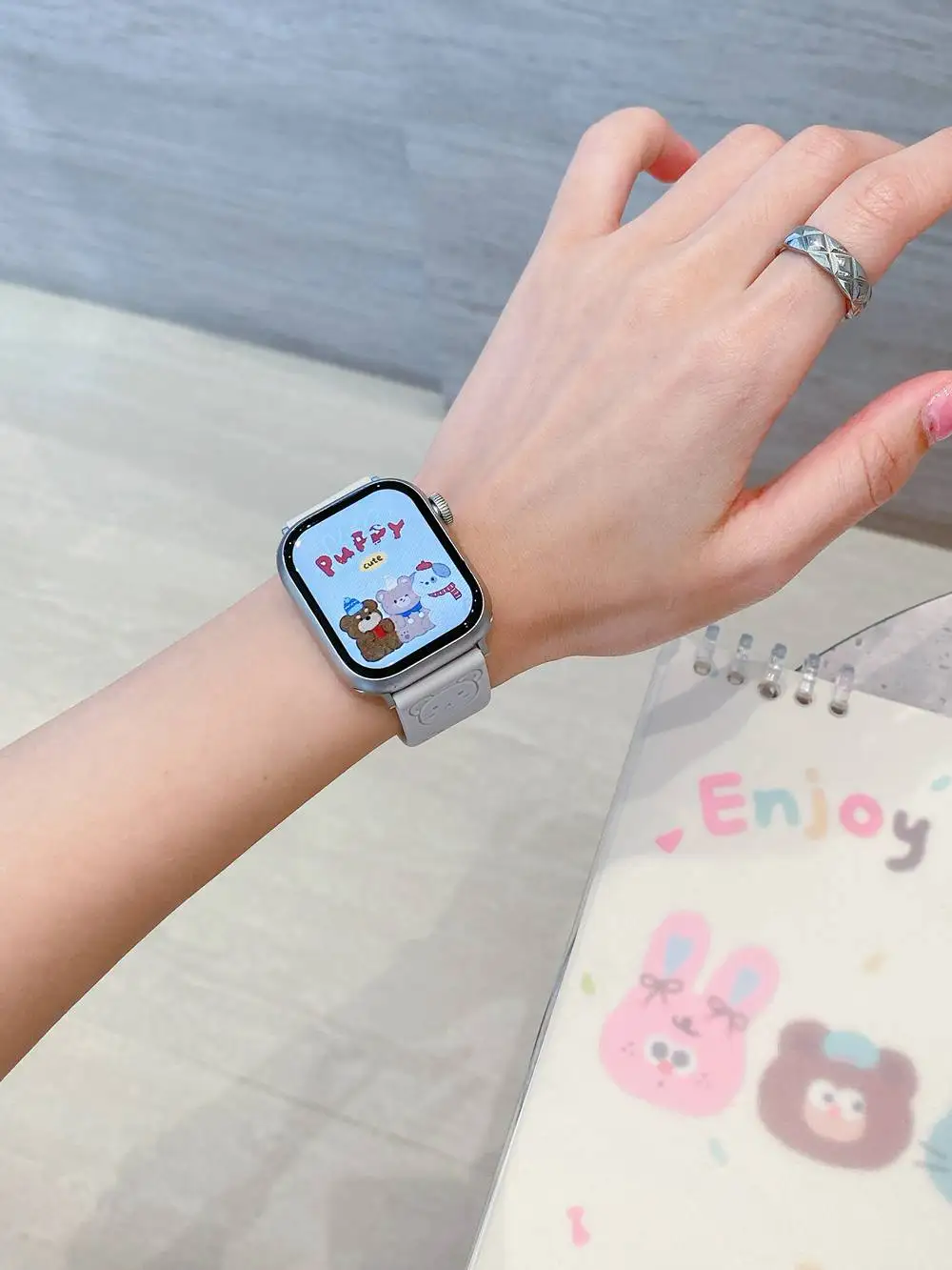 ファッション漫画風クマ シリコンケースバンド Apple Watch カバーストラップ シリーズ10/9/8/7 40mm 41mm 42mm 44mm 45mm 46mm対応