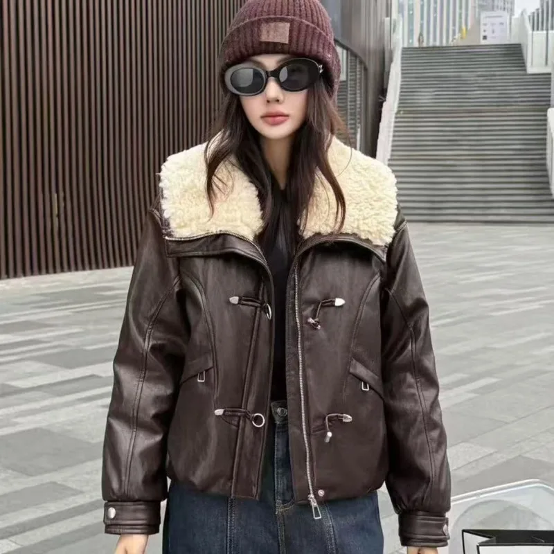 سترة نسائية من جلد البولي يوريثان على طراز هونج كونج سترة جلدية بياقة من جلد الخراف سترة شتوية جديدة خفيفة دافئة نمط التغلب في معطف خارجي