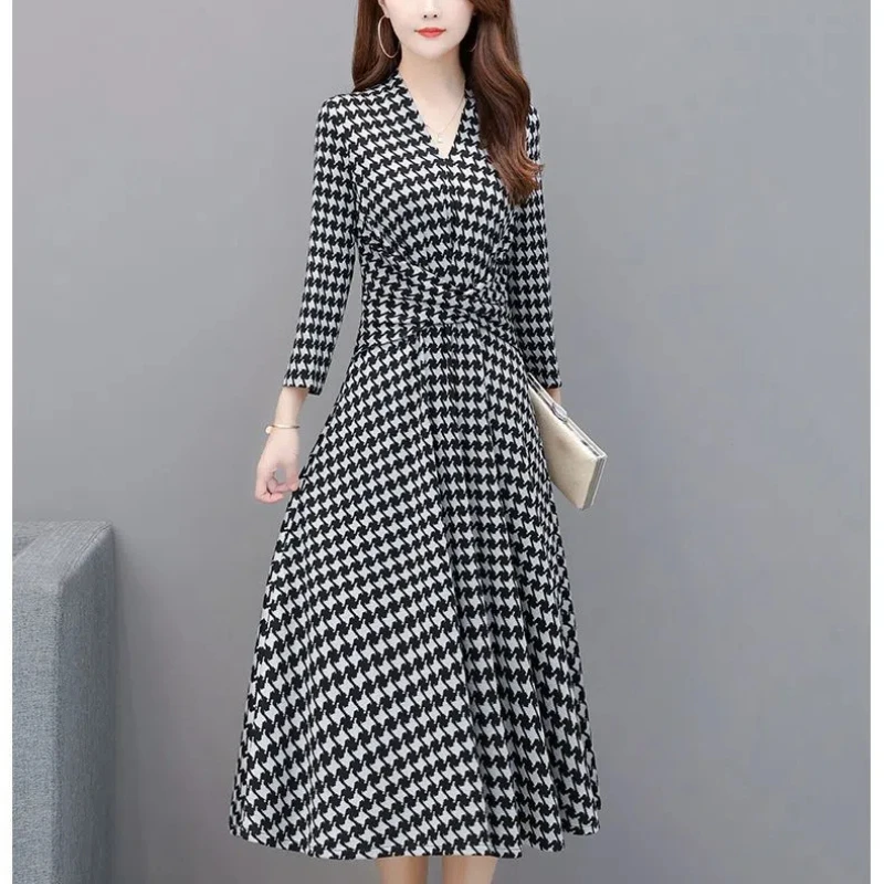 

2024 Women's Spring and Autumn New Spliced V-neck Zipper Grid Folds Fashion Slim Minimalist Casual Versatile Long Sleeve Dresses