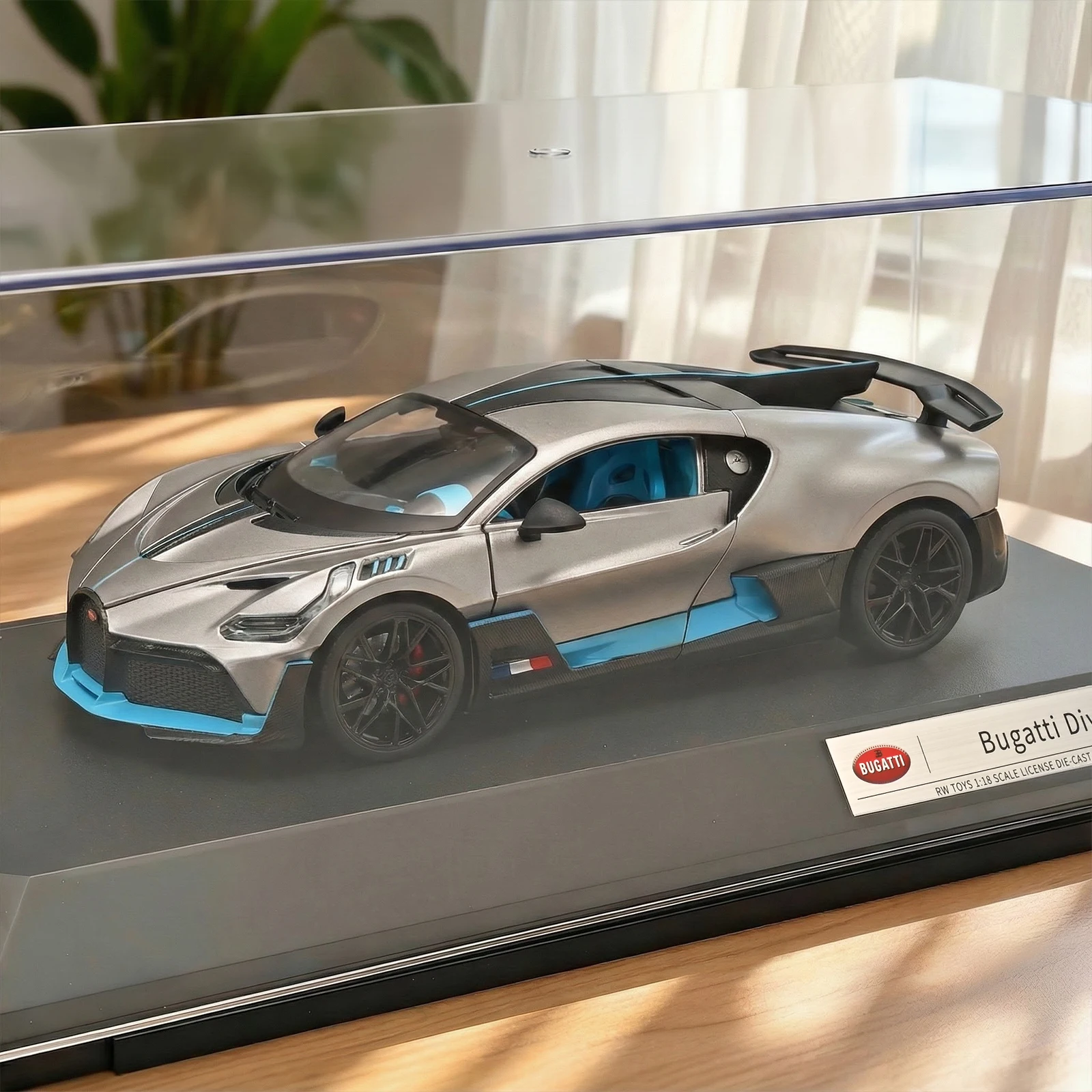 

Модель суперкара Bugatti Divo из сплава, масштаб 1/18, с подставкой для демонстрации, коллекционная игрушка-автомобиль для взрослых, украшение