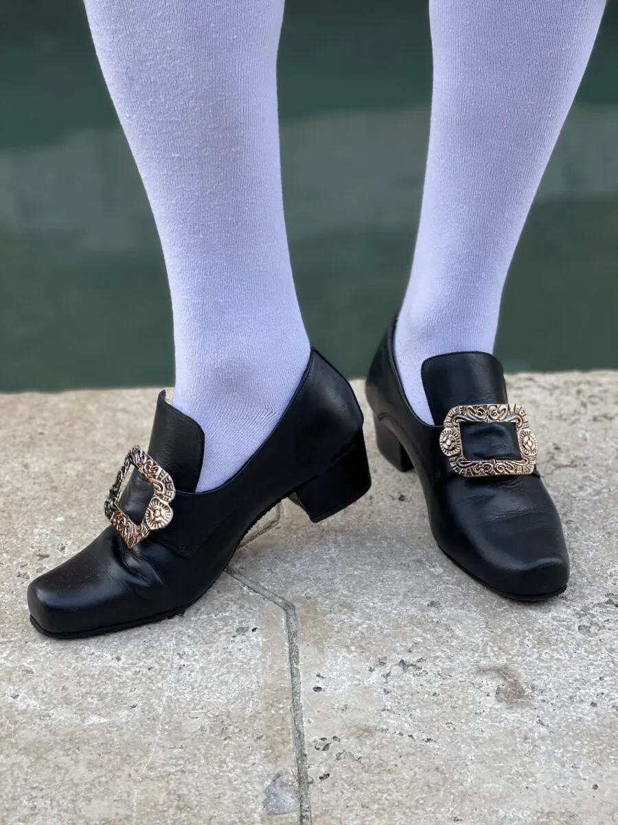 Retro-Western, mittelalterliche, renaissanceartige Rollenspiele, edle Herren- und Damenmode, einfarbige High Heels, Partyschuhe, Halloween-Kostüm. – Detail 12