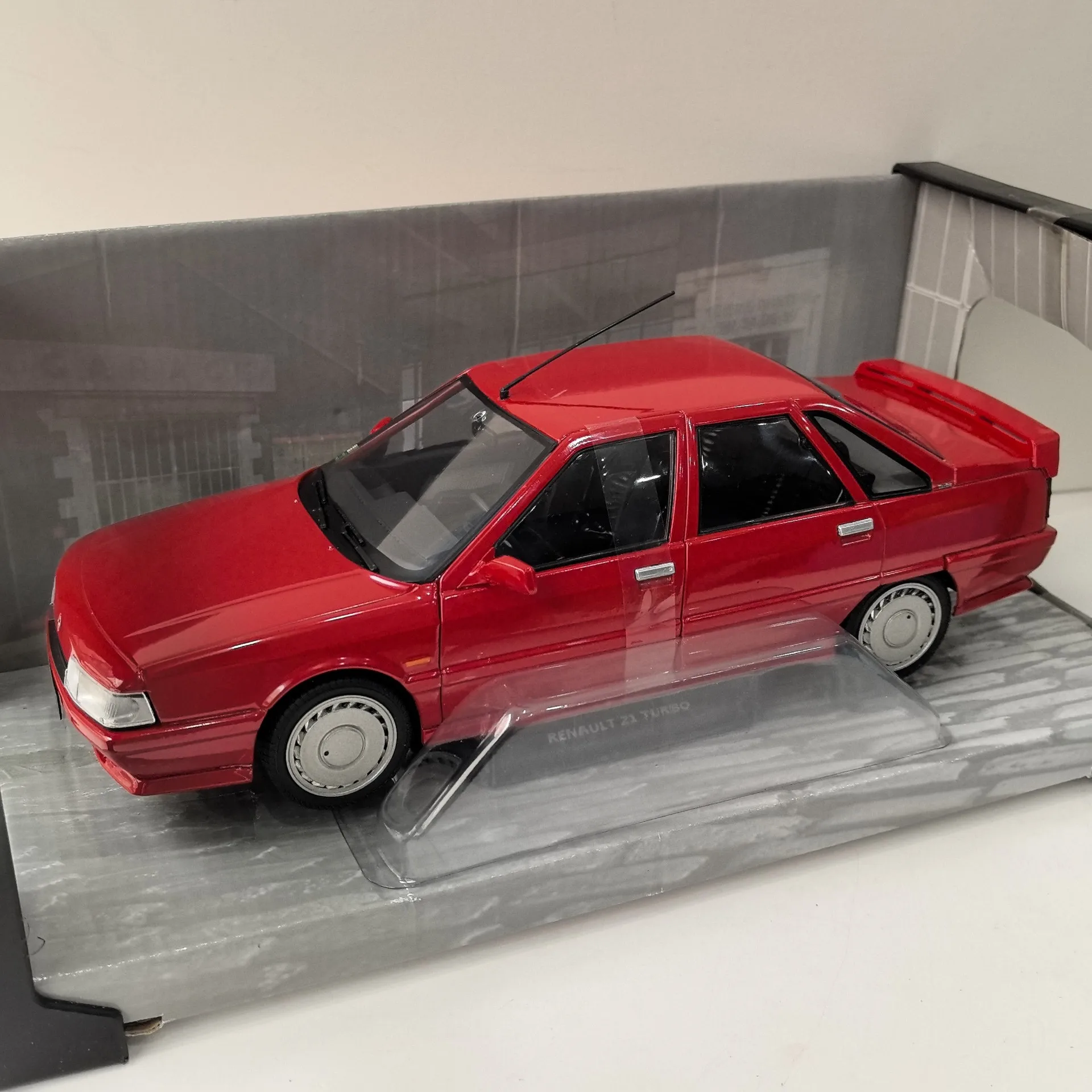 Diecast SOLIDO 1/18 Scale RENAULT 21 TURBO Q4 Alloy Car Model view 3