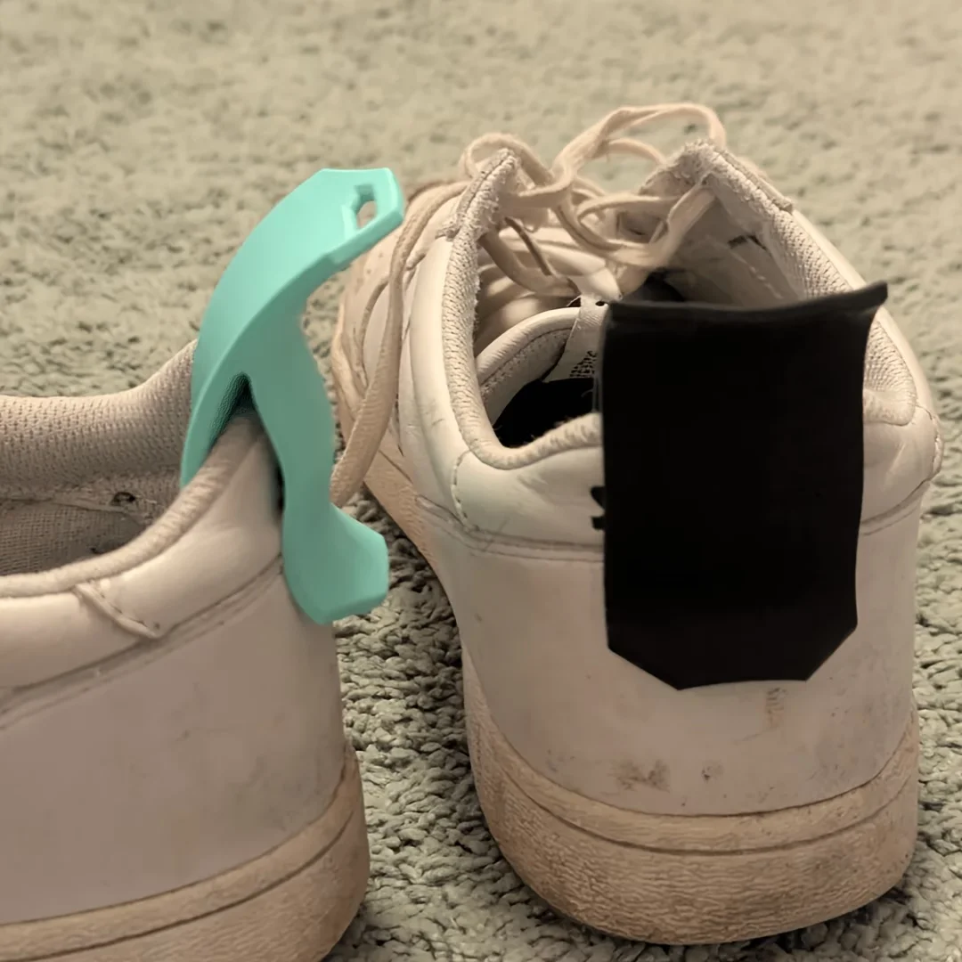 2 Pcs Portable Shoe Dressing Assistant This compact and portable mini shoe dressing assistant