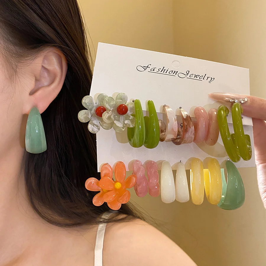 10er/20er Set Harz-Ohrringe für Damen: Farbenfrohe Blumen-Ohrstecker und C-förmige gedrehte Creolen im niedlichen Dopamin-Stil – Detail 2