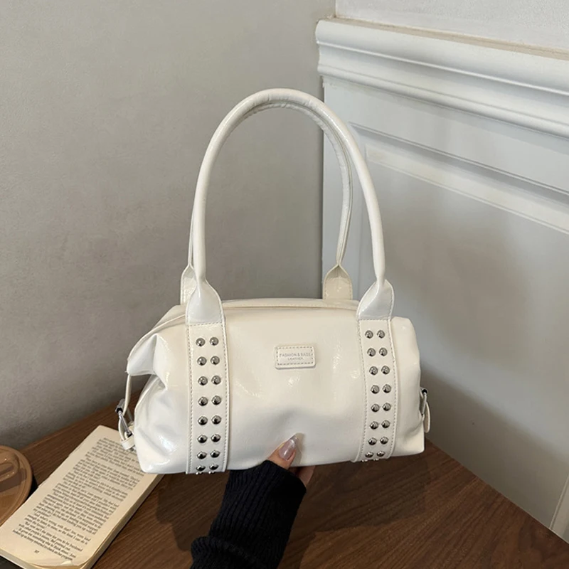 Metallnieten-Besetzte Boston-Handtasche, Stilvolle Damen-Umhängetasche mit Nieten-Dekor und Reißverschluss, Vintage Unterarmtasche, Große Kapazität Shopper-Tasche – Detail 6