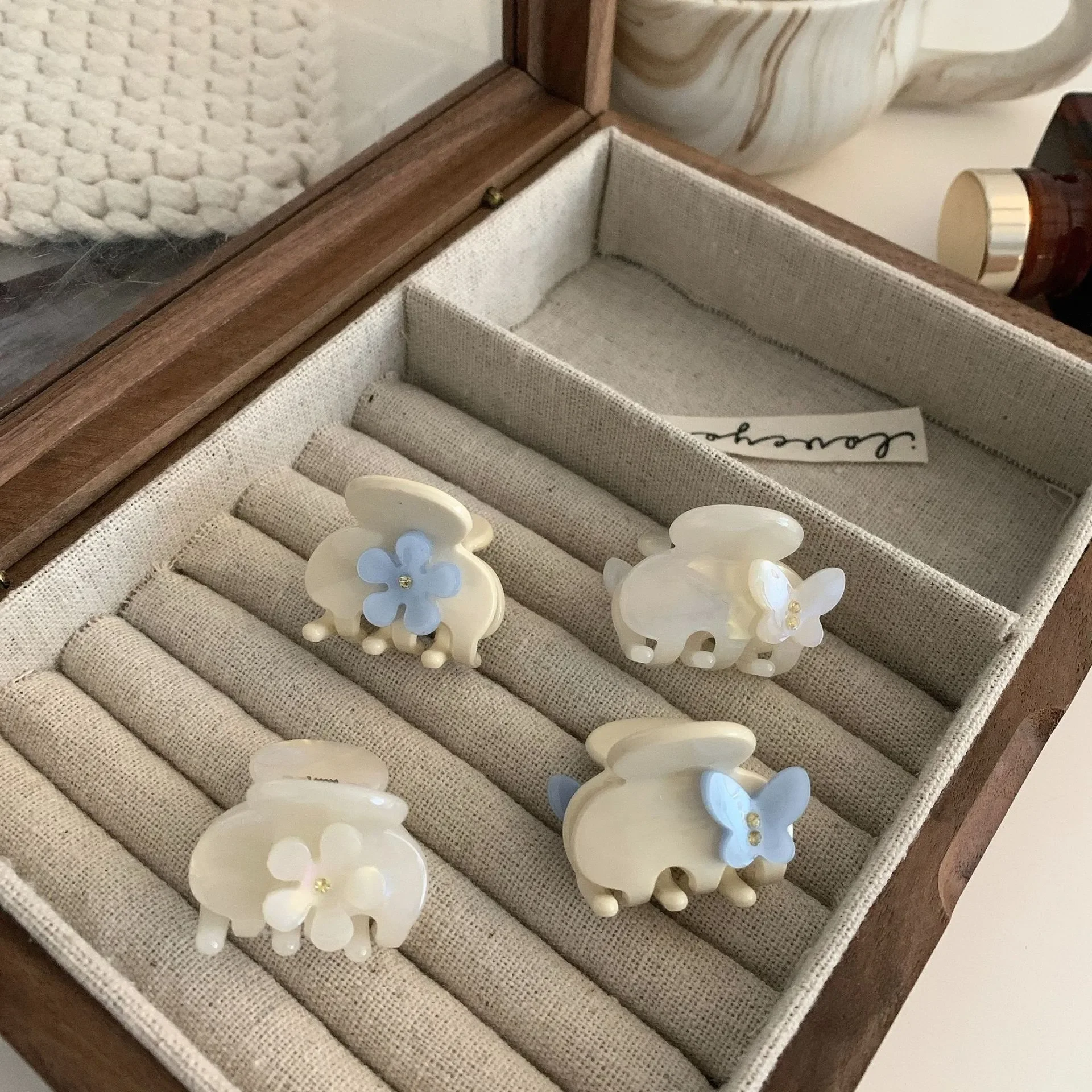 

Korean Style Mini Claw Clip Acetate Hair Claw Blue and White Three-dimensional Flower Butterfly Shark Clip Female Hair Accessory