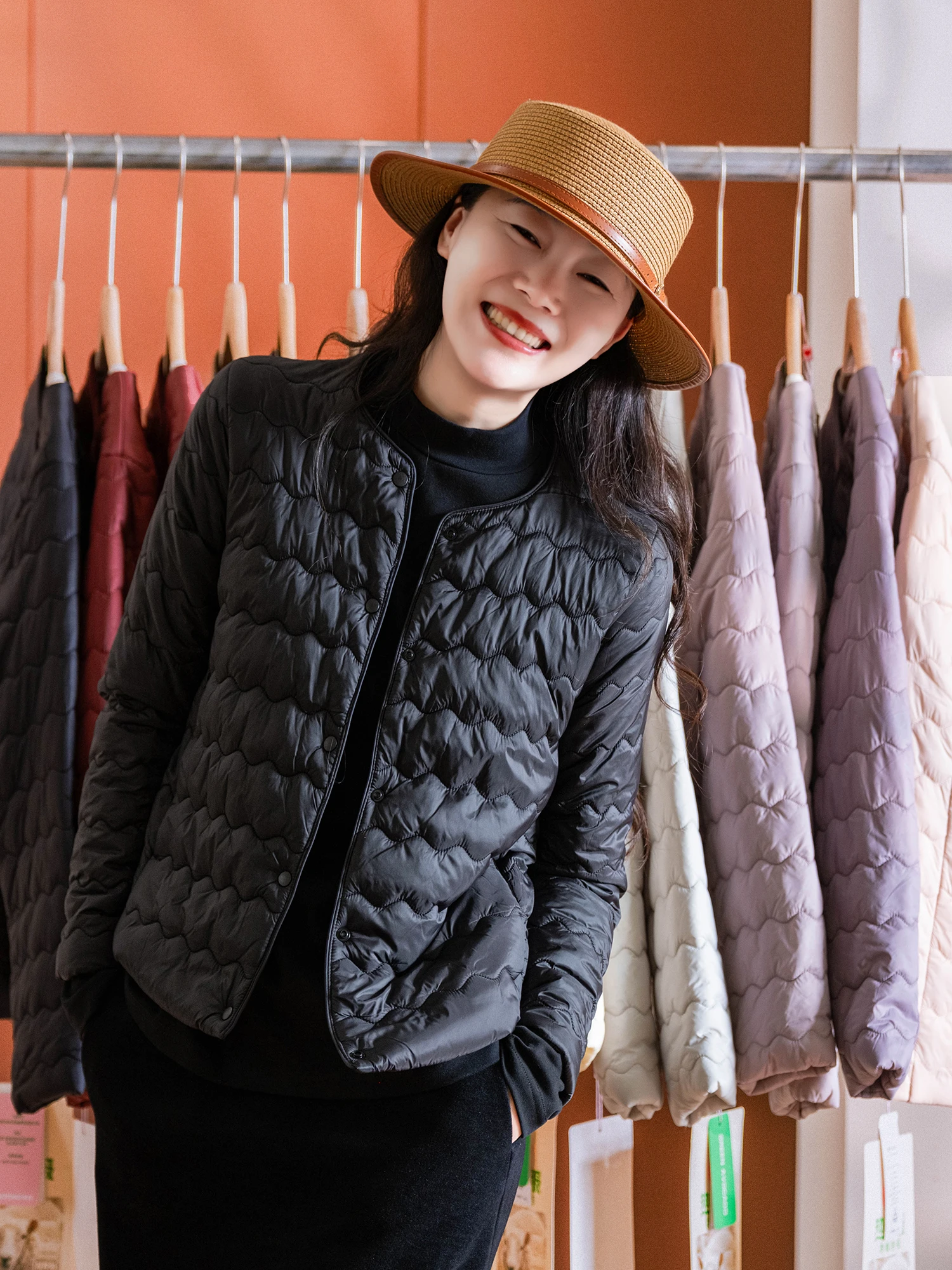 

Теплая женская куртка с 00% шерстяным наполнителем, ветрозащитная, с длинным рукавом, круглым вырезом и застежкой на пуговицах