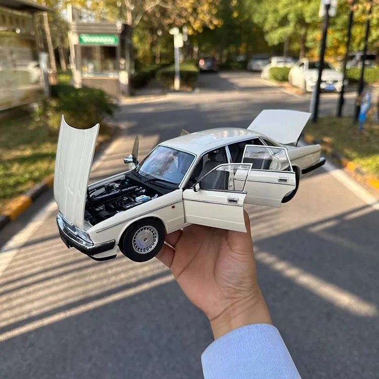 Almost Real 1:18 Jaguar Daimler XJ40 Alloy Diecast Car Model White / Black Gifts