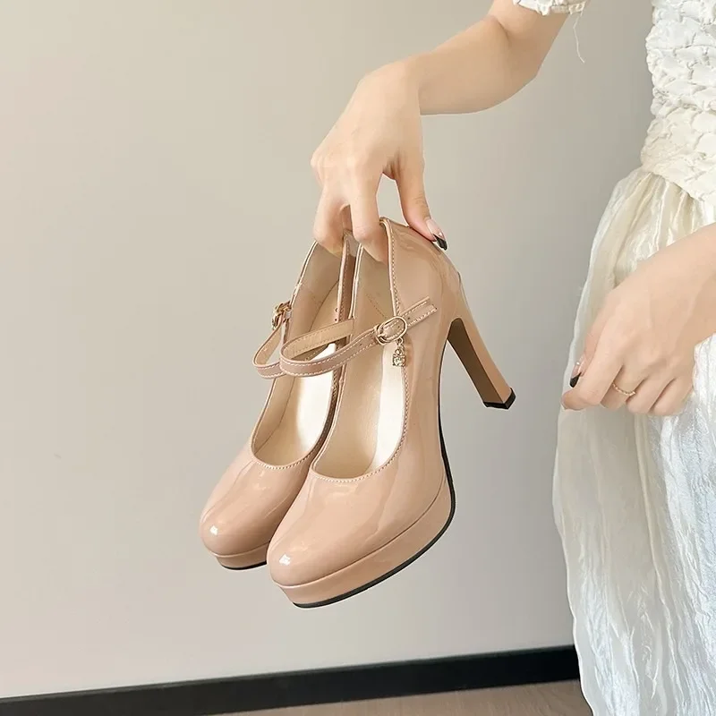 Elegante damessandalen met hak en gesp, lente 2025, effen hoge hakken_voghion.com