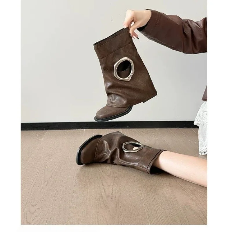 High-top Ankle Boots for Women in Autumn and Winter, Retro Style, Square Toe, Thick Heel, Large Bootie with Wide Cuff.