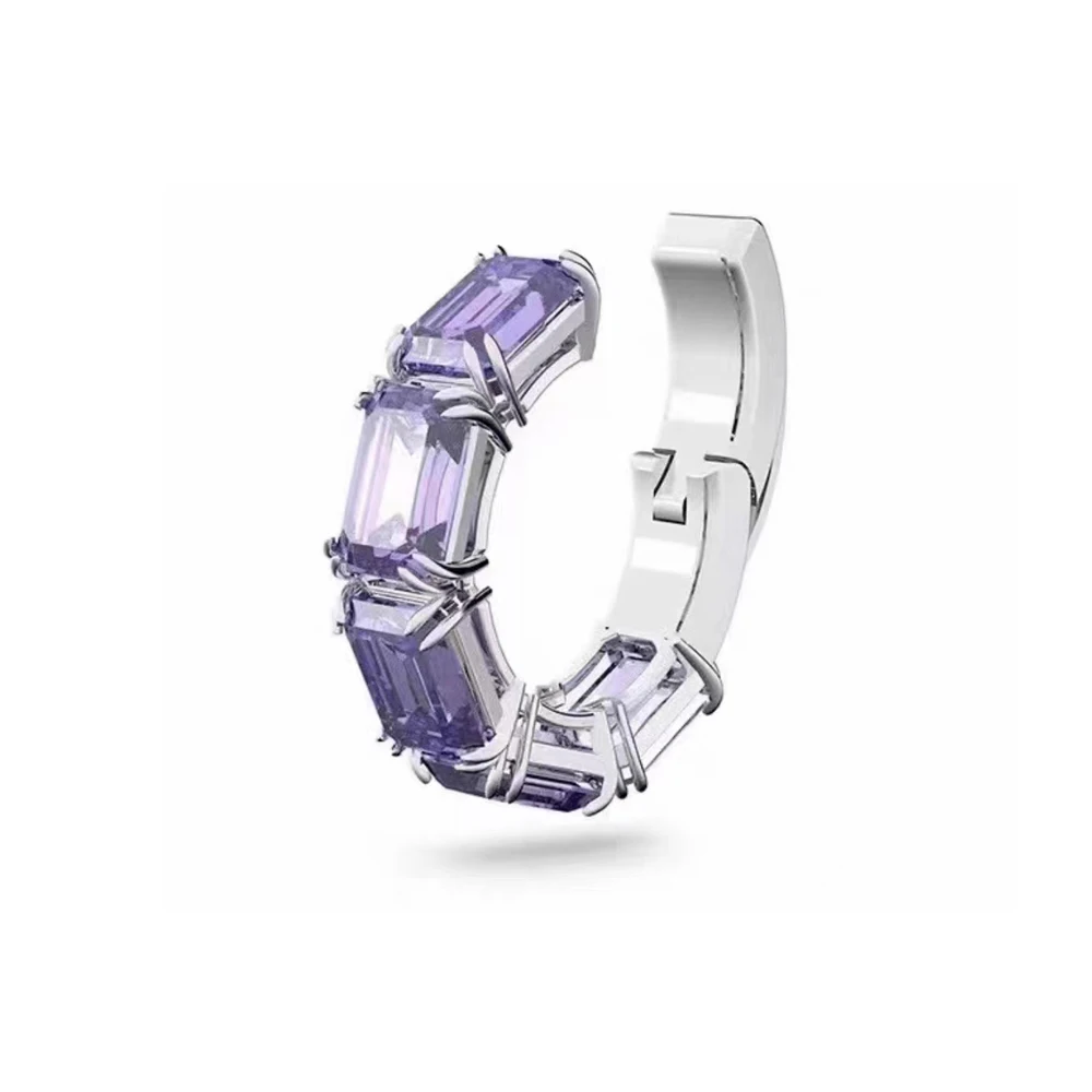 

Кольцо с фиолетовым кристаллом огранки багет и частичной инкрустацией - Современный элегантный аксессуар