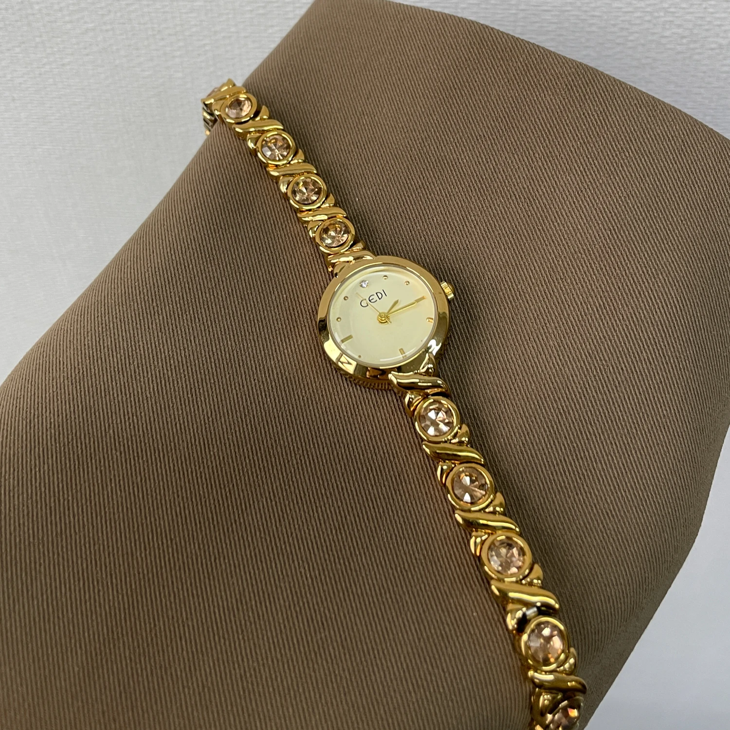 Retro bracelet-style women's watch, trendy 2025 new style, retro art women's watch,  accessory, unique women's gift.
