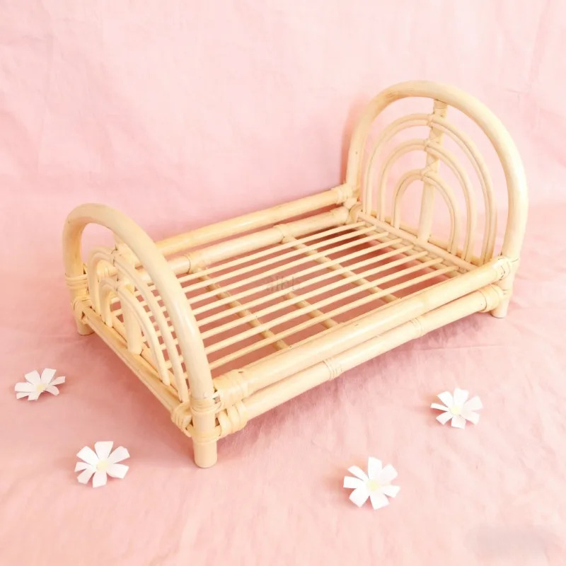 Cestino e culla vintage in rattan intrecciato e legno per neonati, oggetti essenziali per la fotografia di neonati, mobili per sessioni di servizi fotografici per bambini