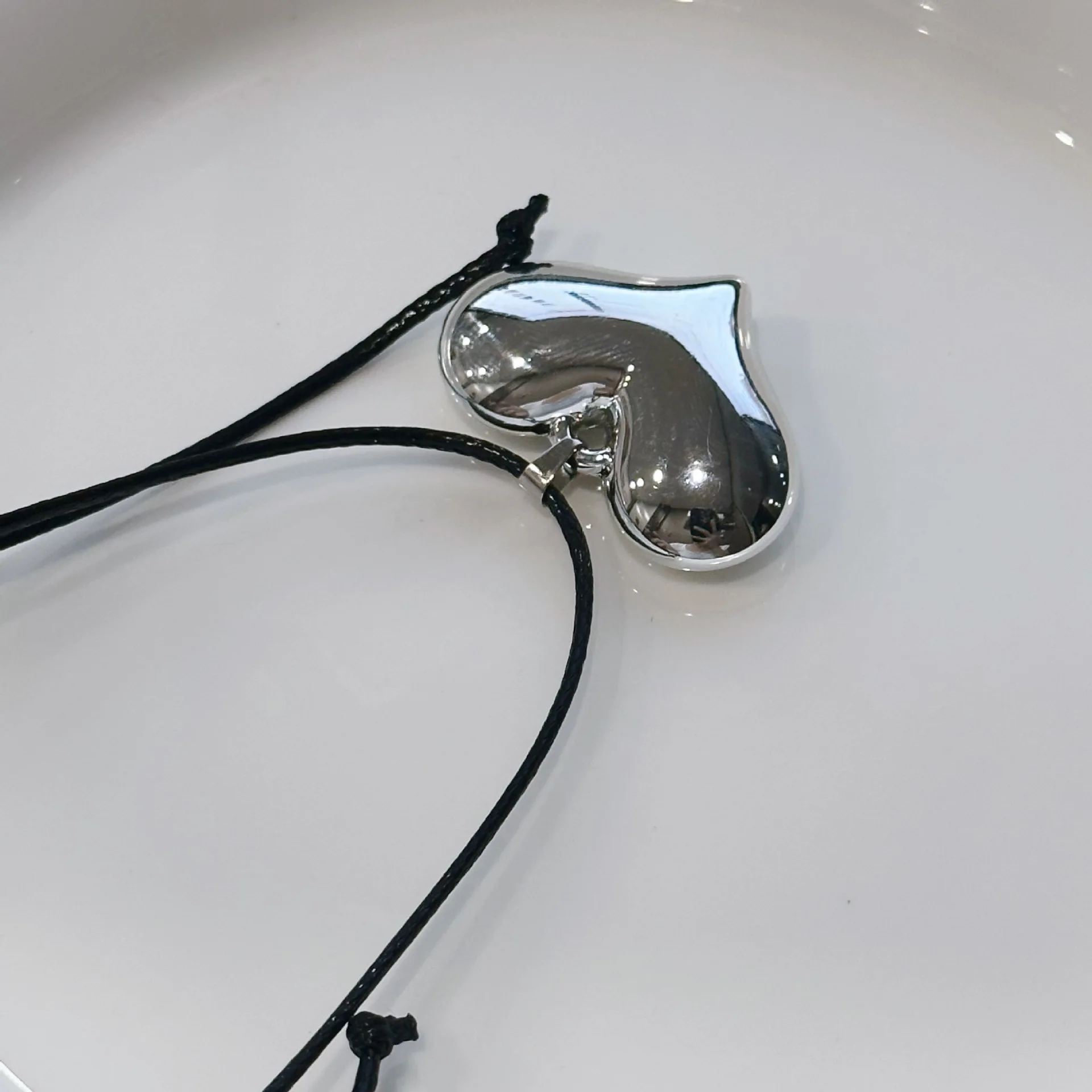 اليابانية والكورية بسيطة حلوة باردة ثلاثية الأبعاد سطح أملس الحب قلادة قلادة للنساء عالية الجودة، مرسومة طويلة