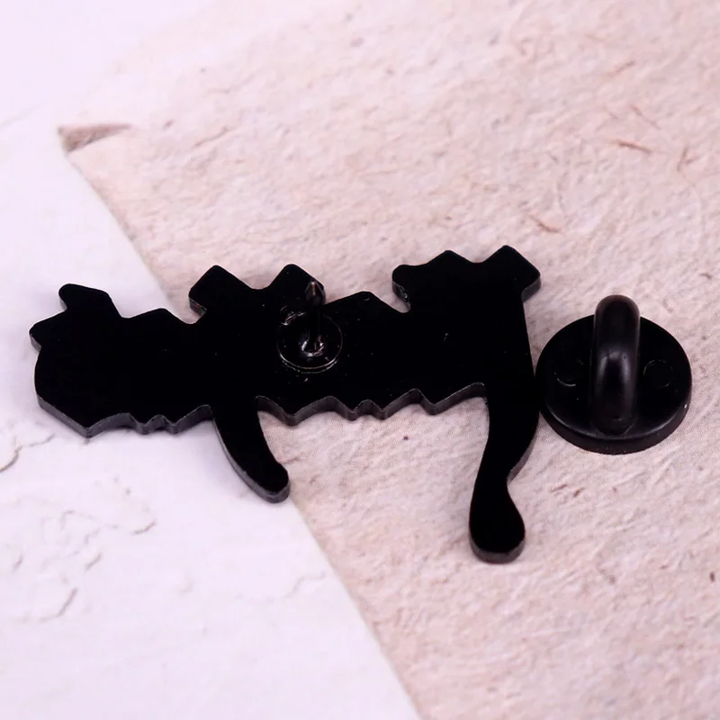 Spilla smaltata da discoteca vampiro di Nadja Facciamo nell'ombra Distintivo Spilla Gioielli Regali