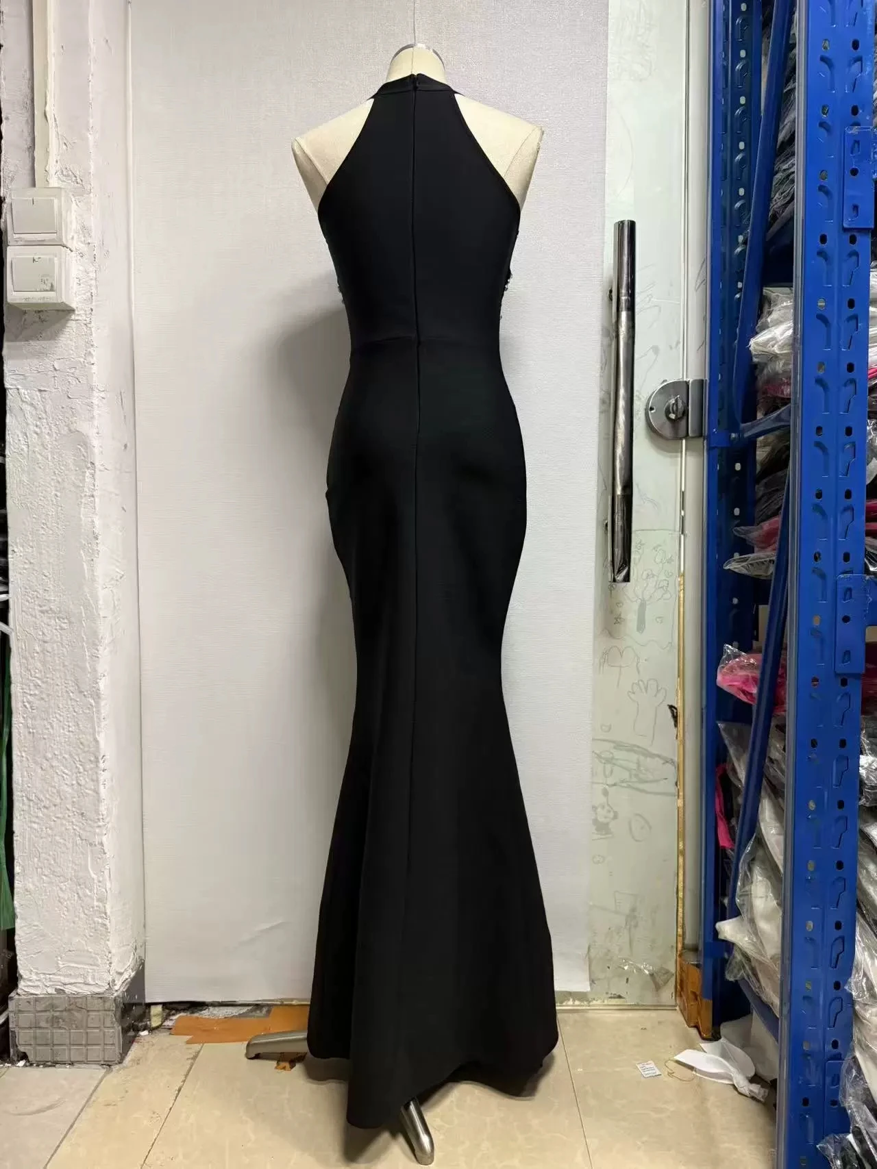 2025 Neues schwarzes, perlenbesetztes, ärmelloses Fischschwanz-Slim-Fit-langes Bandagekleid – GZXX 1065
