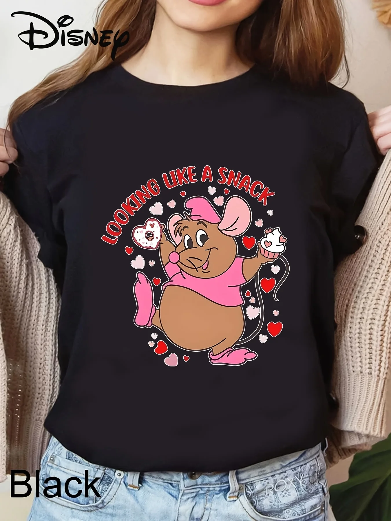 เสื้อยืดลายกราฟิกของซินเดอเรลล่า ซิวิ่ง คลับ -เสื้อยืดแขนสั้นสีดำลายดีไซน์ “ดูเหมือนของว่าง” พร้อมลายซินเดอเรลล่า