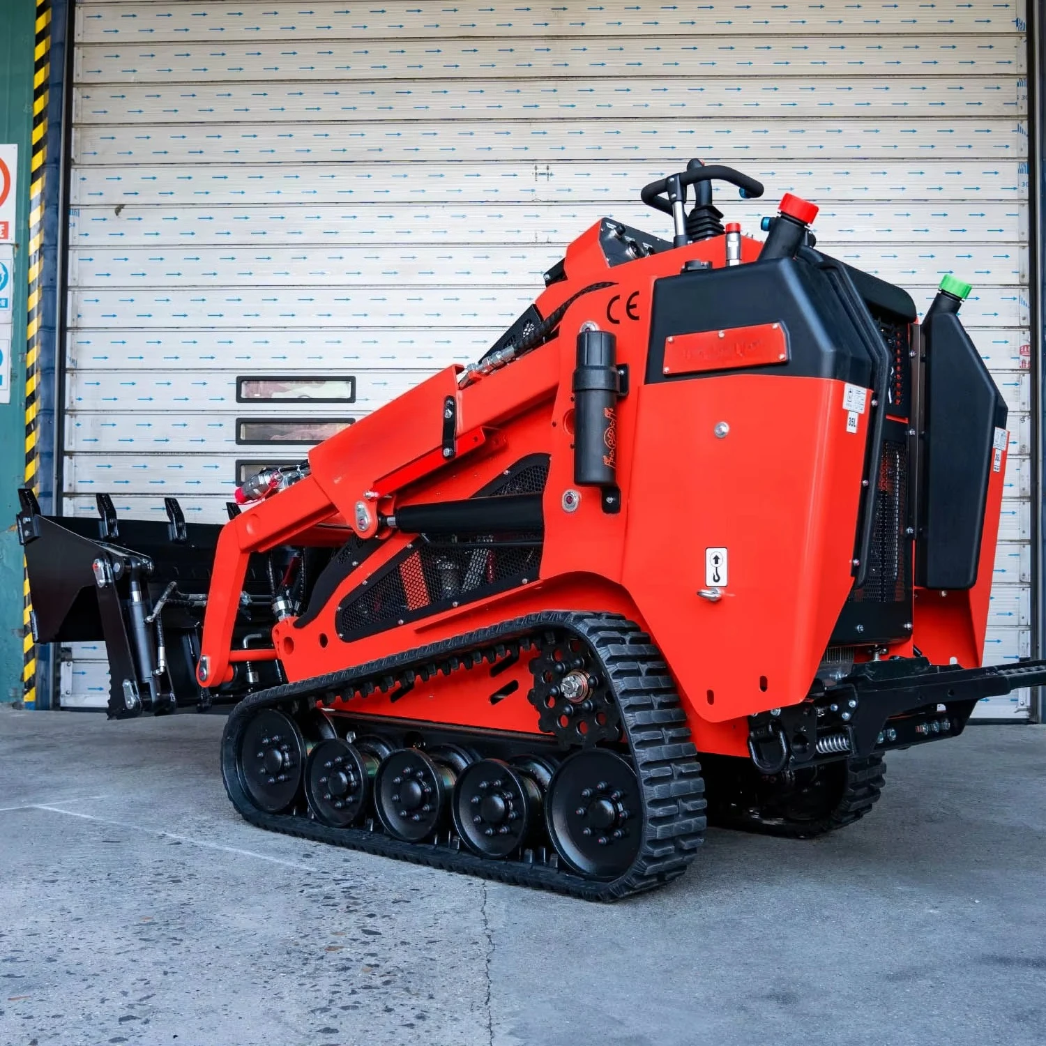 جرافة انزلاقية مخصصة مع شفرة إزالة الثلج وفرشاة الاعشاب، محمل مدمج متعدد الوظائف للمزرعة والحديقة والطرق