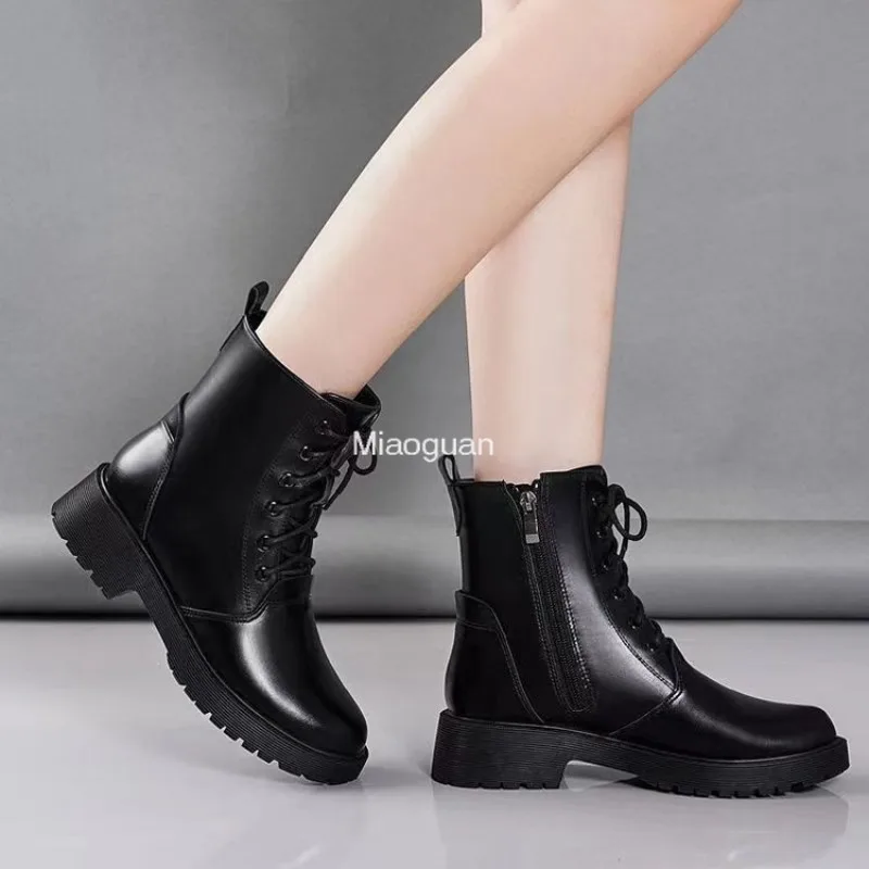 Botas de nieve informales Chelsea para mujer, zapatos tobilleros con plataforma de tacón medio de diseñador, piel cálida, cuero negro para motocicleta, invierno 2024