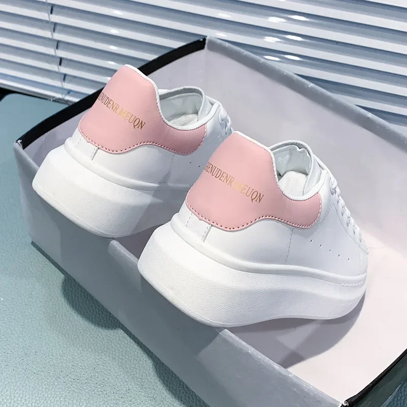 Nuove scarpe bianche popolari da donna McQueen, suola spessa traspirante versatile e super fibra, pan di spagna McQueen che aumenta l'altezza