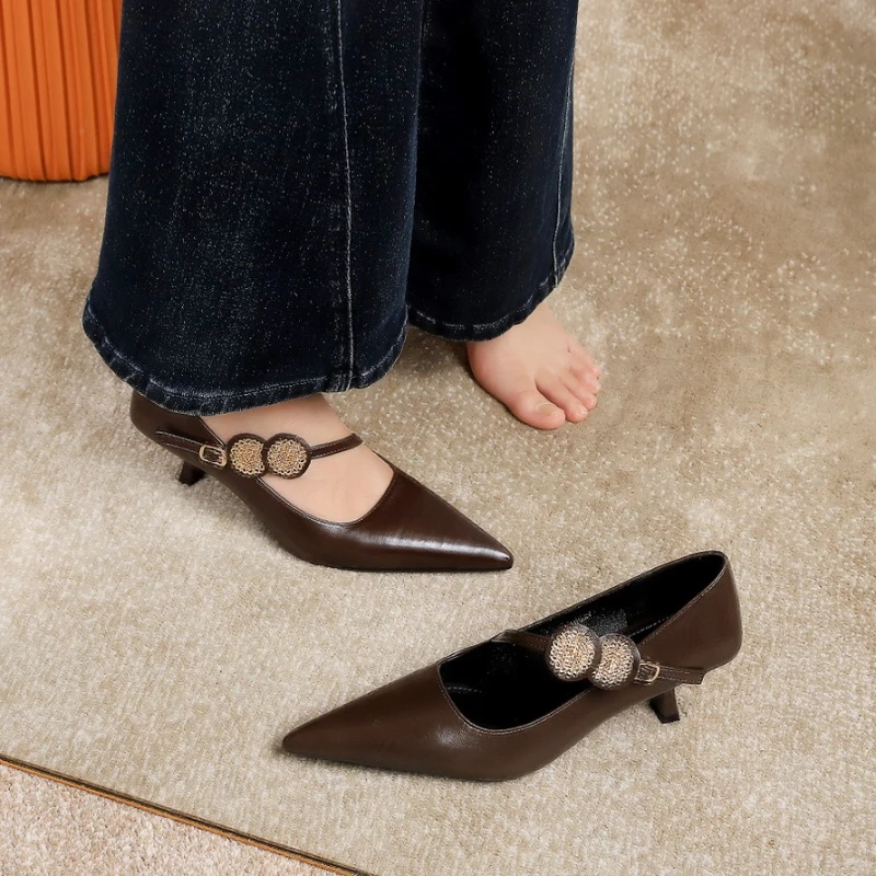 حذاء معدني ذو فم ضحل مدبب للحفلات بكعب عالٍ مع حزام مستقيم وأحذية فردية بكعب عالٍ للولائم