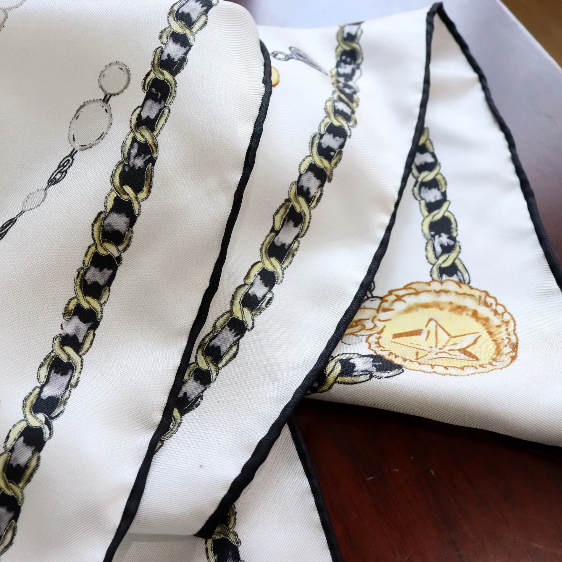 High-end Elegant Women's Fine Jewelry Chain Double-sided Print Quality 18MM Twill Silk Hand-rolled Edge Large Square Scarf