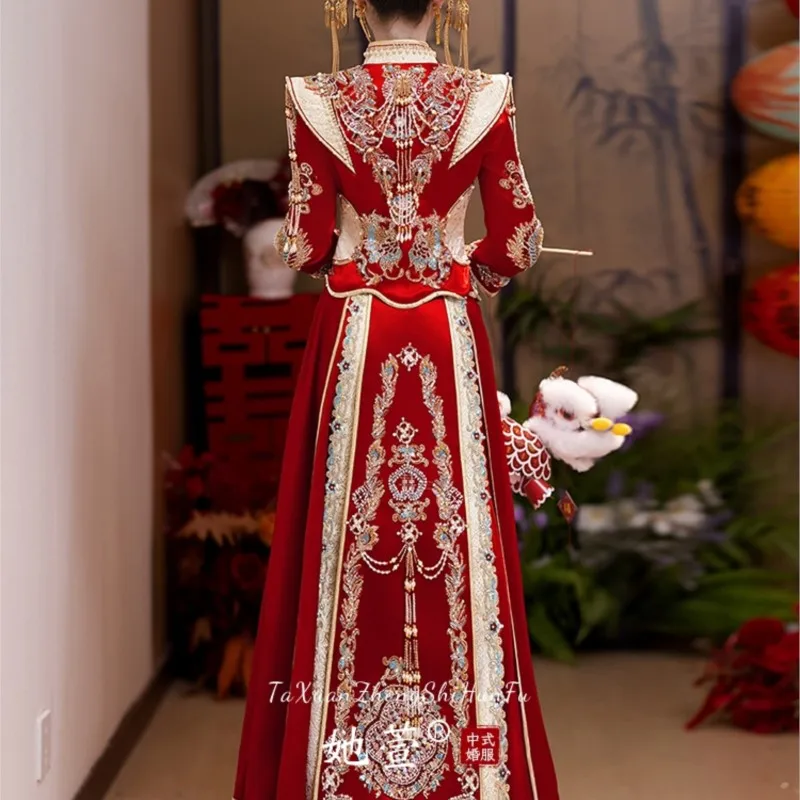 A new style of Chinese-style wedding dress with shoulders and fit