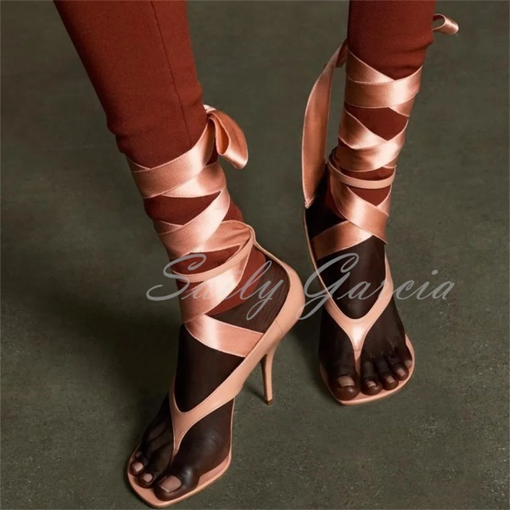 البني الجلود عالية الكعب الوجه بالتخبط المرأة المفتوحة تو الشريط الدانتيل يصل مشبك حزام بلون الصيف جديد 2025 المدرج فستان الصنادل