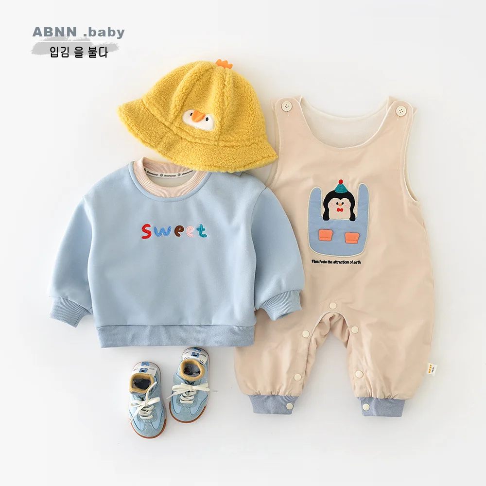 بدلة أطفال شتوية جديدة لعام 2025 بدون أكمام رومبير دافئ بالإضافة إلى ملابس مخملية سميكة للأولاد برسوم كارتونية بدلة قفز من الصوف للفتيات الرضع ملابس للأطفال الصغار