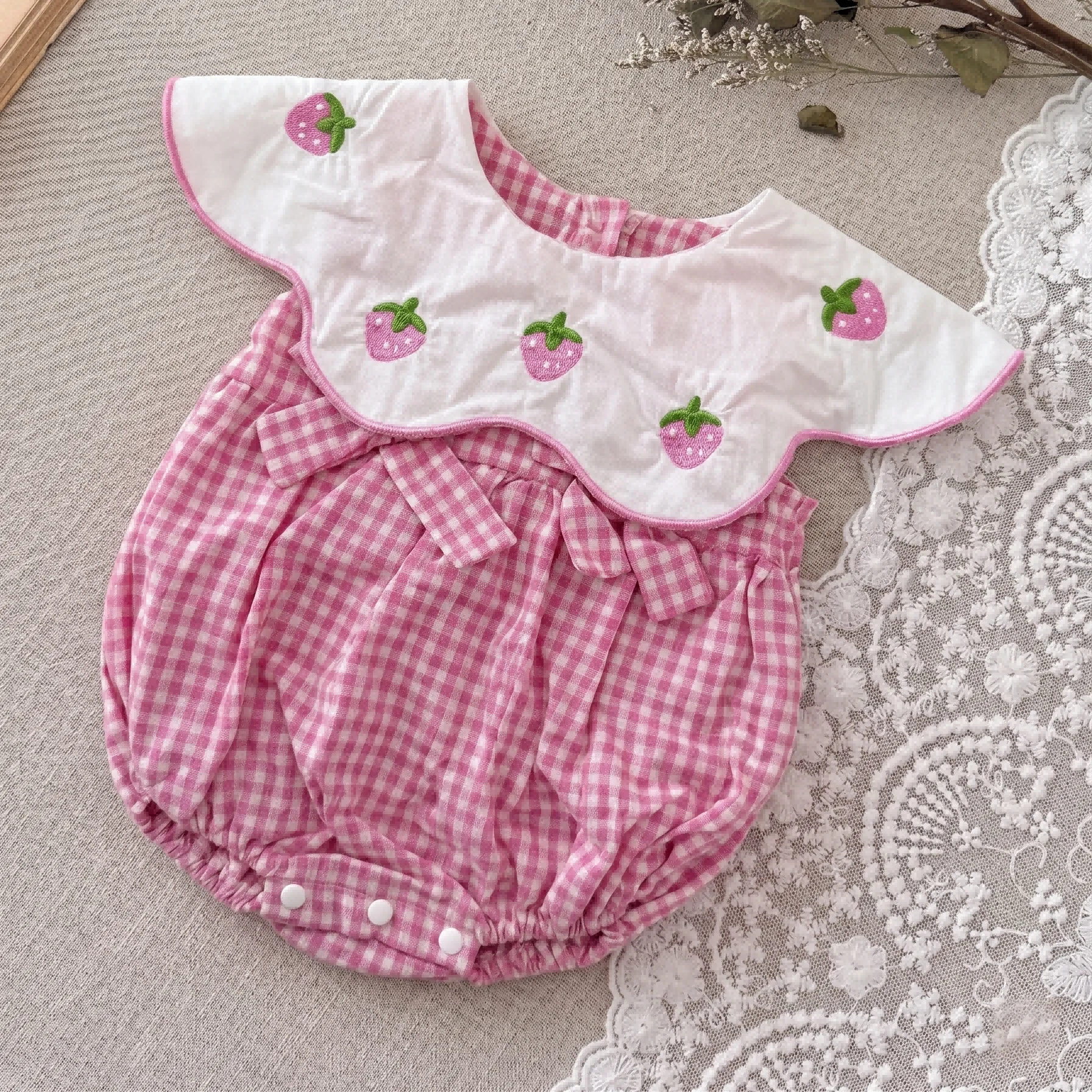 

Summer Baby Girls Bowknot Decoration Cotton Rompers Strawberry Embroidery Doll Collar Sleeveless Jumpsuits for Newborn 0-18M