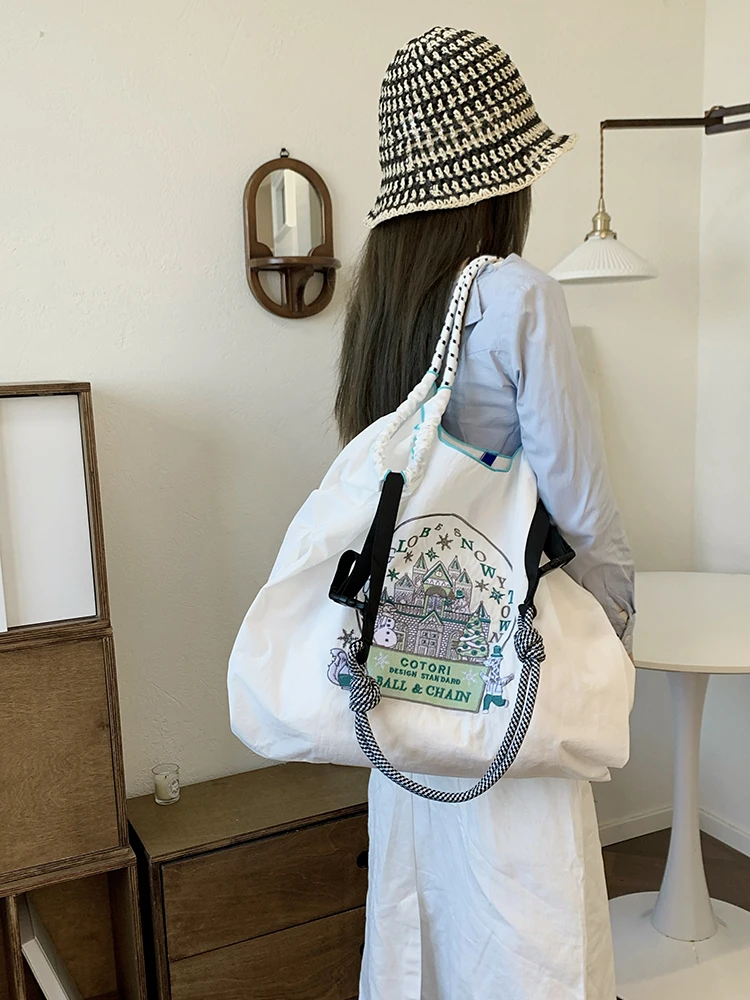 حقيبة تسوق مطرزة على الطراز الياباني الجديد، حقيبة كتف نسائية، حقيبة حمل ذات سعة كبيرة على شكل قلعة بيضاء، تخزين خفيف الوزن وقابل للطي، مناسبة لملابس العمل، والسفر، وهدية العطلات الترفيهية